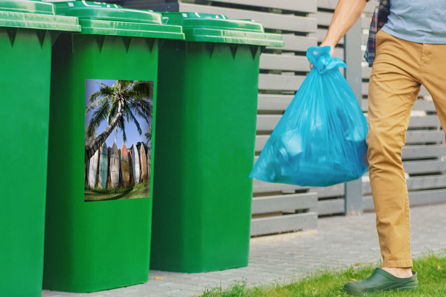 MuchoWow Wandsticker Eine Sticker, von Abfalbehälter Palme St), (1 Container, Surfbrettern Reihe einer Mülleimer-aufkleber, Mülltonne, neben