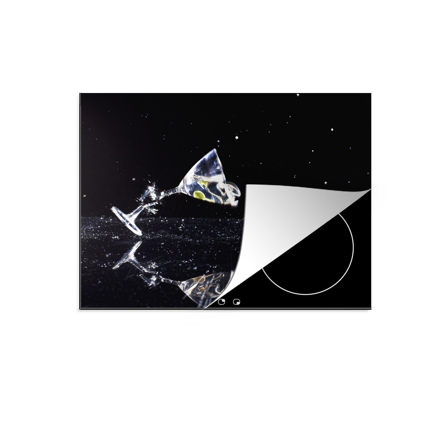 MuchoWow Herdblende-/Abdeckplatte Martini-Glas, das am Stiel zerbricht, auf schwarzem Hintergrund, Vinyl, (1 tlg), 71x52 cm, Induktionskochfeld Schutz für die küche, Ceranfeldabdeckung