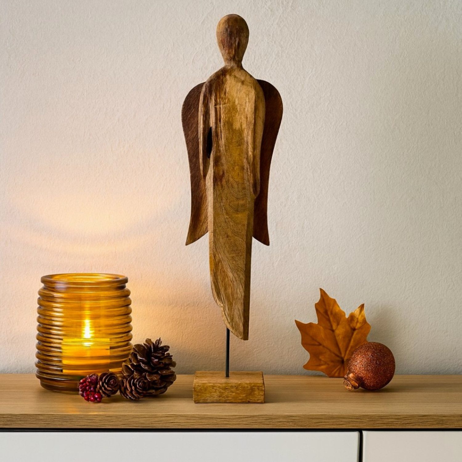 Online-Fuchs Dekofigur Engel mit Flügeln aus Mangoholz - Deko Herbst, Winter & Weihnachten (natürliche Eleganz, 59 cm groß), für ein stilvolles und modernes Wohnzimmer