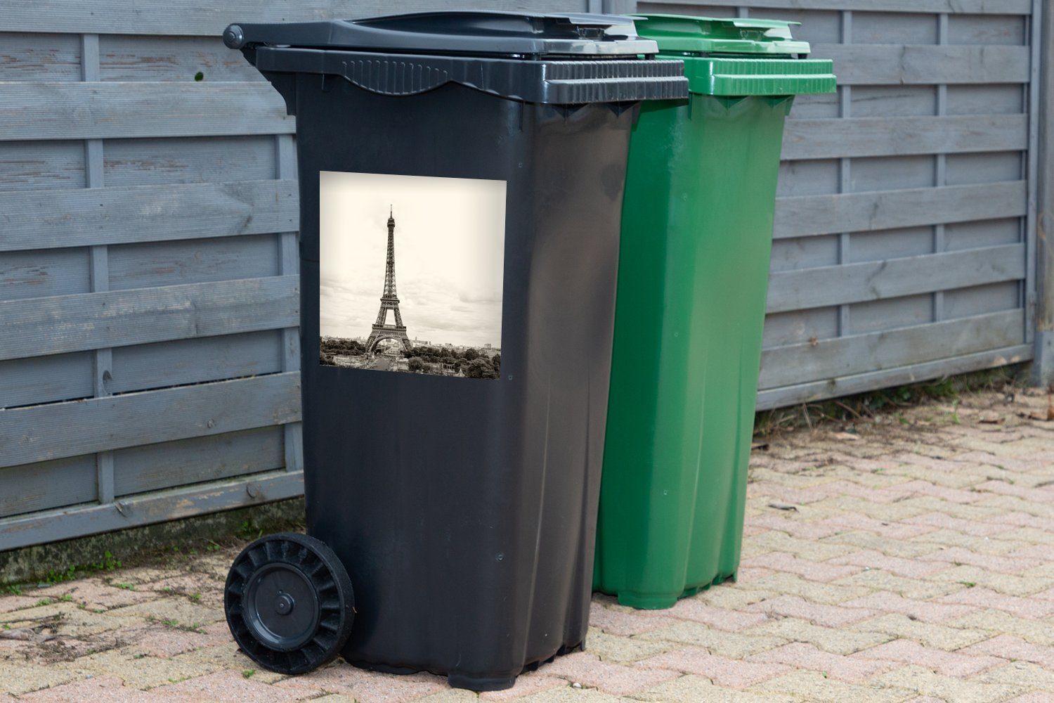 Eiffelturm St), Mülleimer-aufkleber, Sticker, den (1 Der Container, Abfalbehälter unter Wolken MuchoWow Mülltonne, Wandsticker