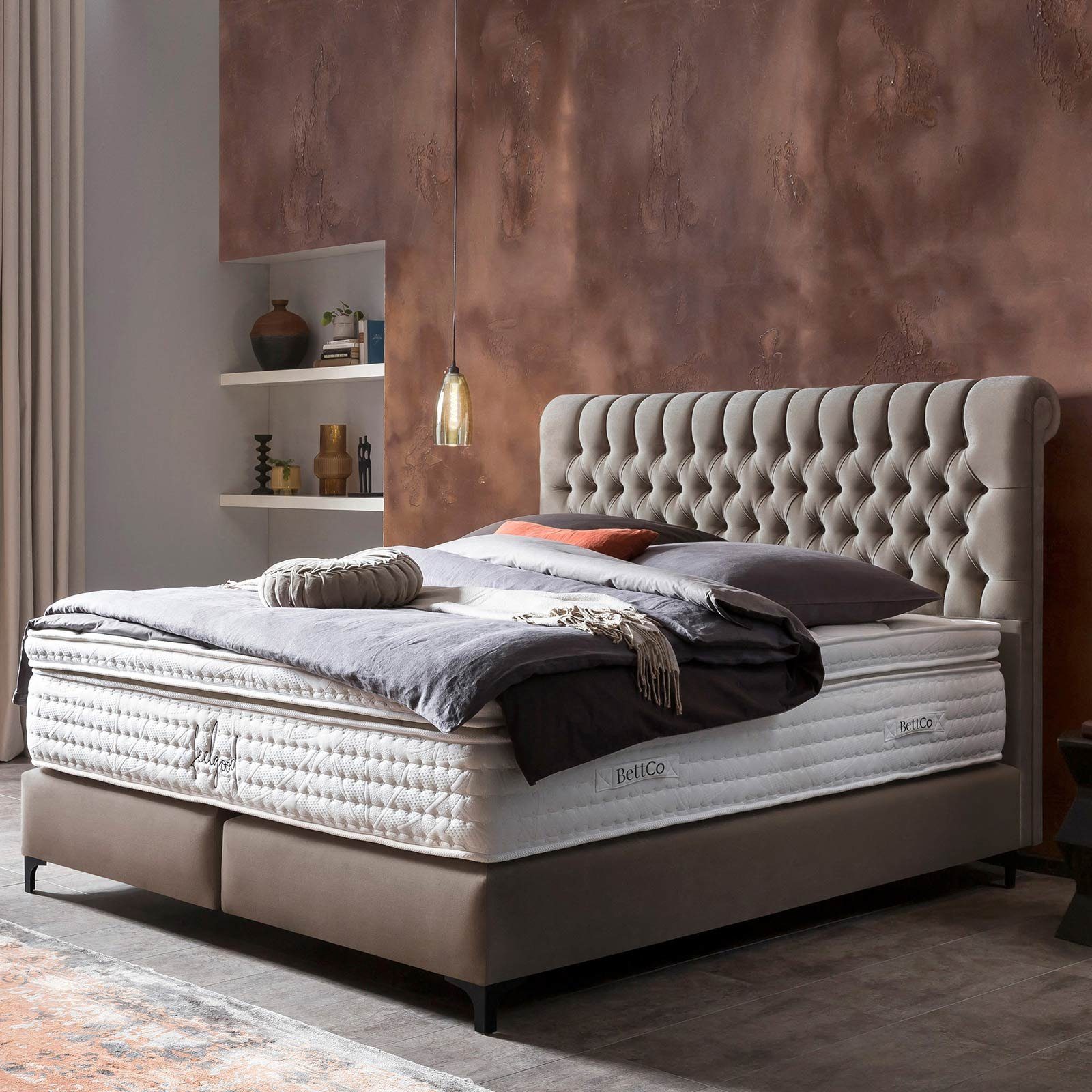 BettCo Taupe (140 in Chesterfield-Design Chester optionaler Schwarze + Topper, x cm, 200 Velours), Boxspringbett Metallfüße