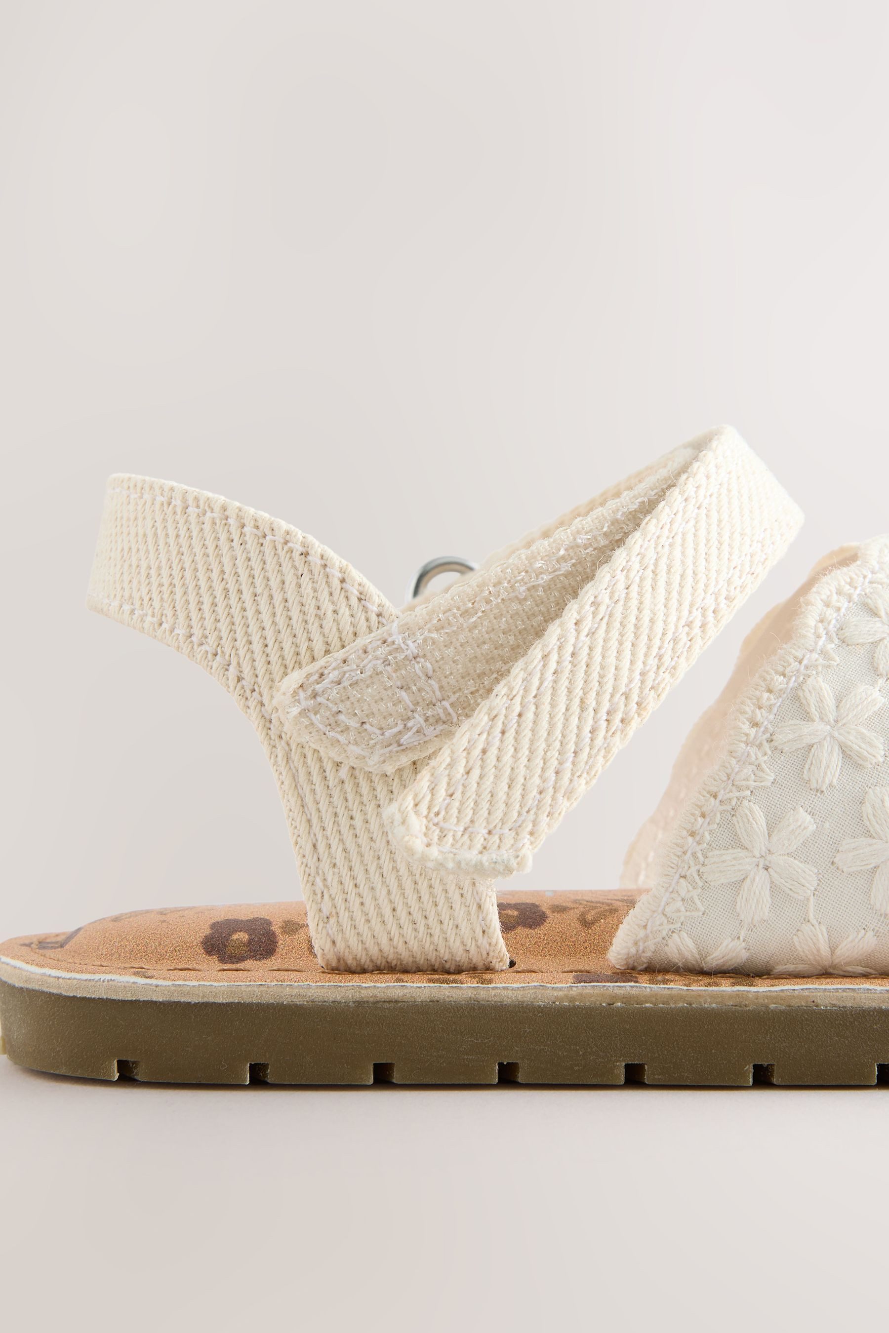 Next Sandalen mit Lochstickerei Sandale (1-tlg)