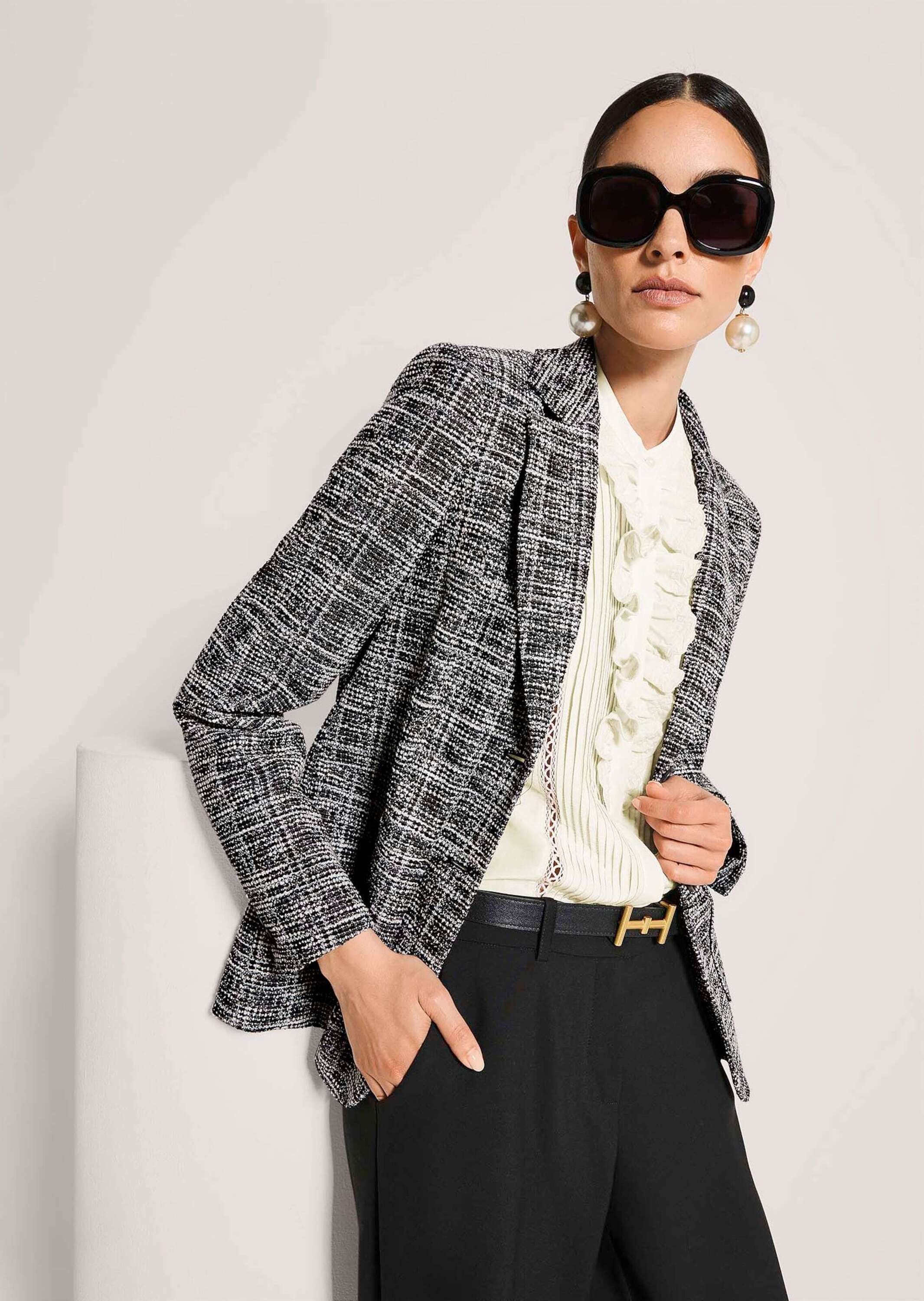 MADELEINE Kurzblazer Jerseyblazer mit Reverskragen Glanzblazer mit Knopfverschluss, aufgesetzten Taschen und Langarm