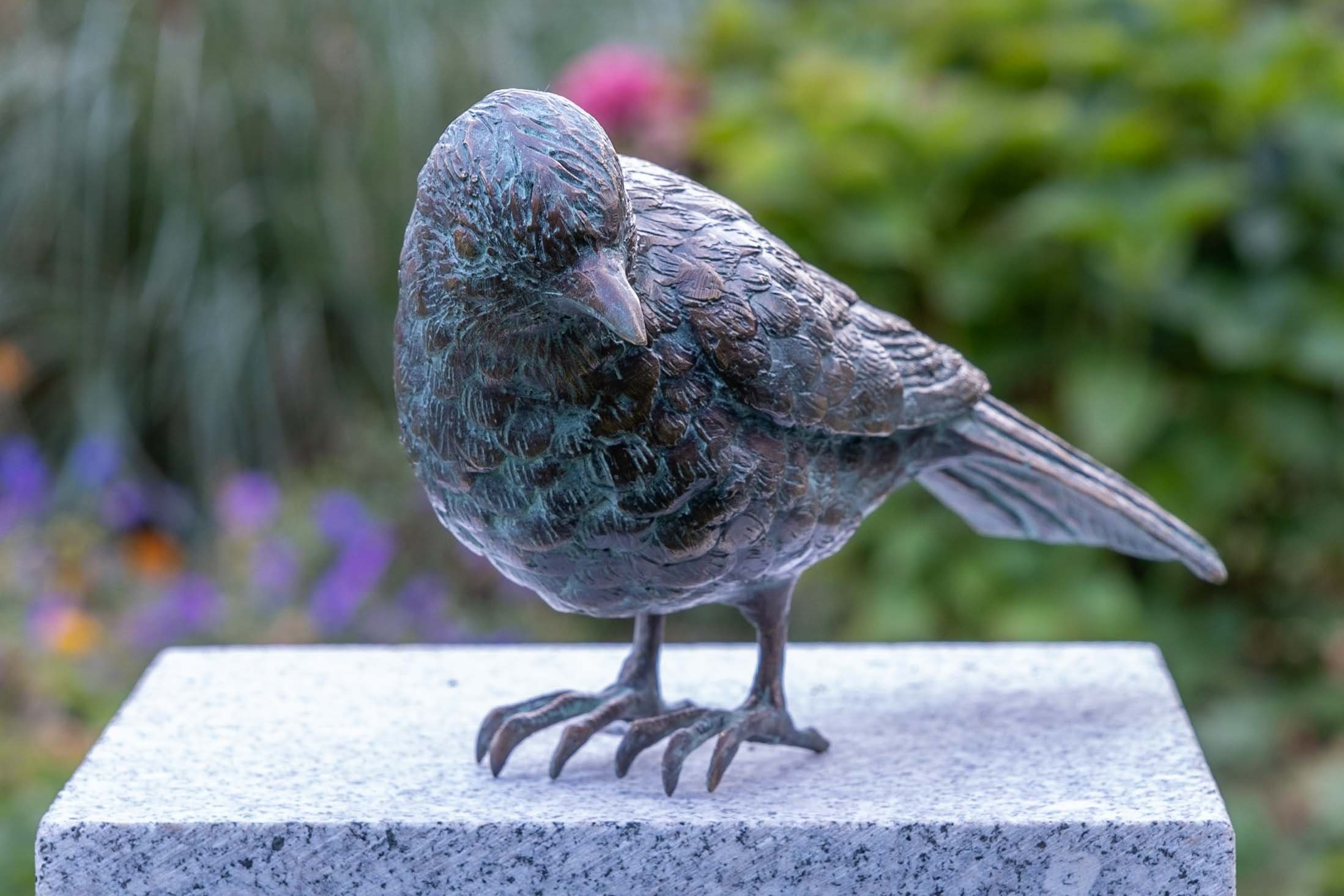 Amsel, Wachsausschmelzverfahren Bronze-Skulptur Bronze Die Langlebig – und werden sehr IDYL von – Modelle gegen in UV-Strahlung. gegossen robust Gartenfigur IDYL Rottenecker Frost, Bronze Hand – in und Regen witterungsbeständig patiniert.