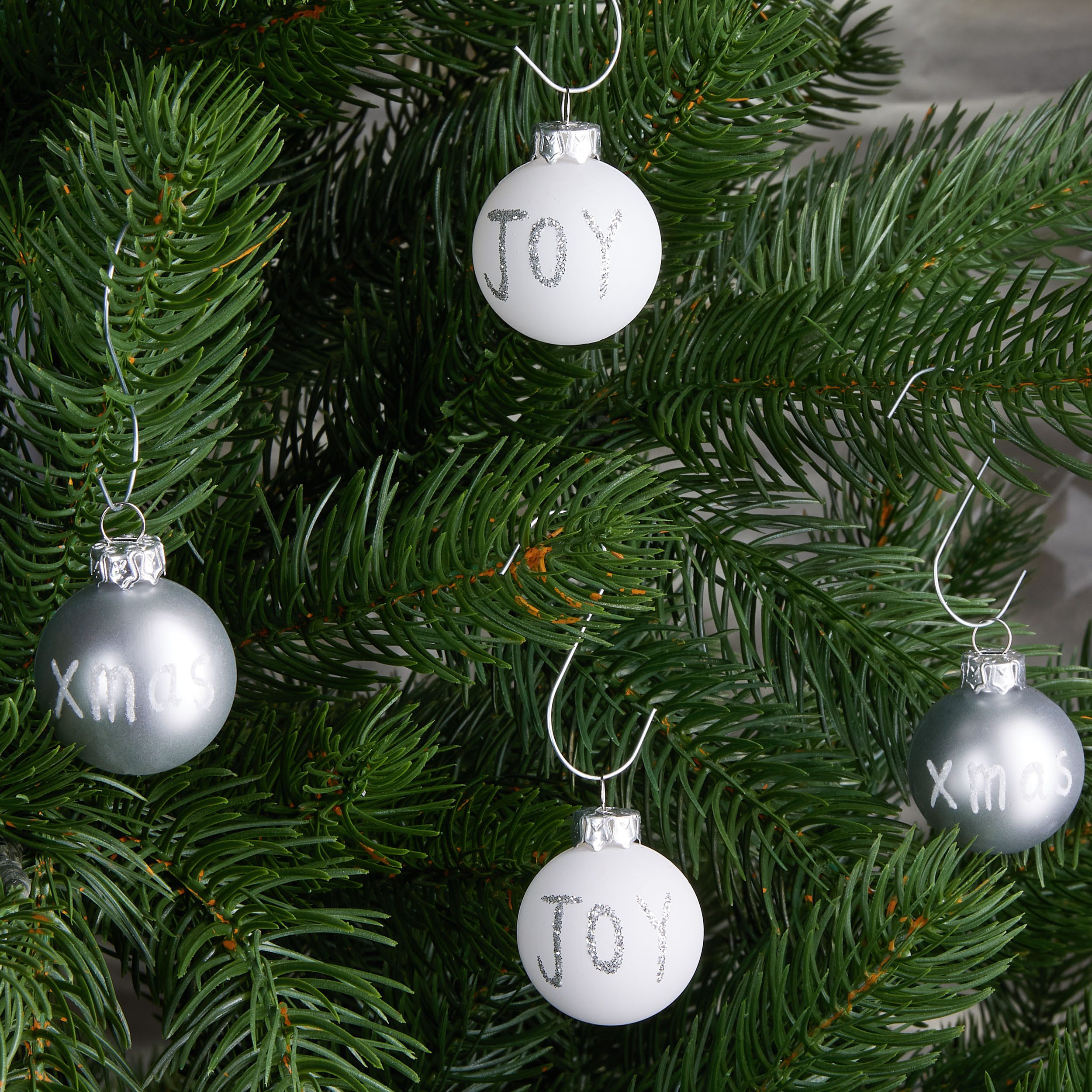 BRUBAKER Weihnachtsbaumkugel 24-teiliges Set Weihnachtskugeln Joy & Xmas - 3 cm Mini Baumkugeln (24 St), für Weihnachtsbaum - Handbemalter Christbaumschmuck Kugeln