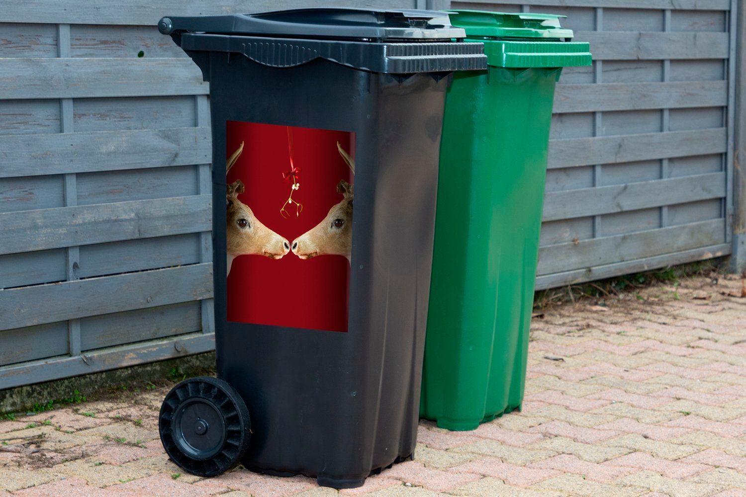 Abfalbehälter Hintergrund Mülleimer-aufkleber, Wandsticker vor unter Mülltonne, MuchoWow Zwei Container, Rentiere einem einem Mistelzweig roten Sticker, (1 St),