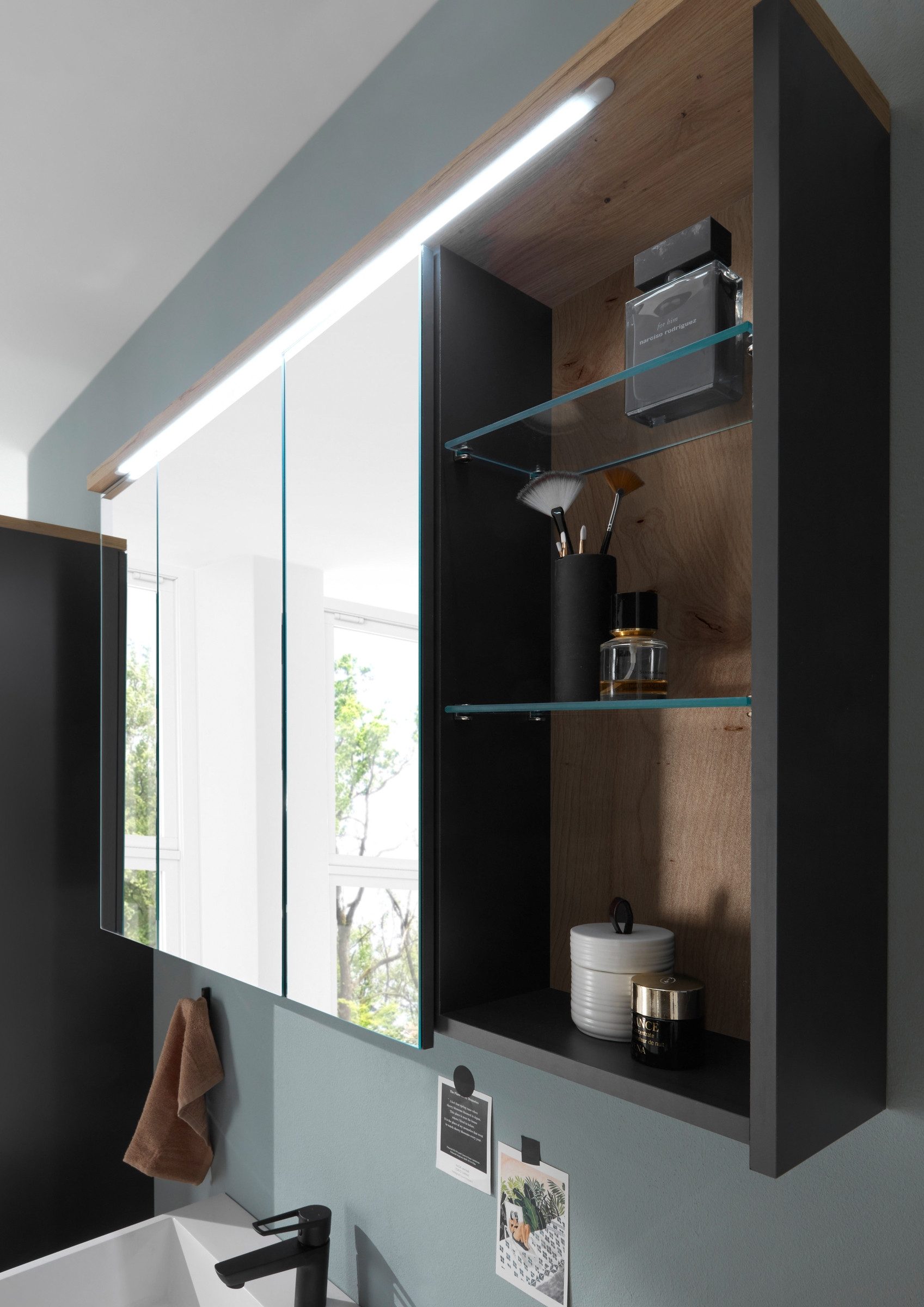 PREISBRECHER Badezimmerspiegelschrank Memphis Grau / Artisan Eiche Dekor - 110x70x20 (BxHxT) – Bild 5 von 5