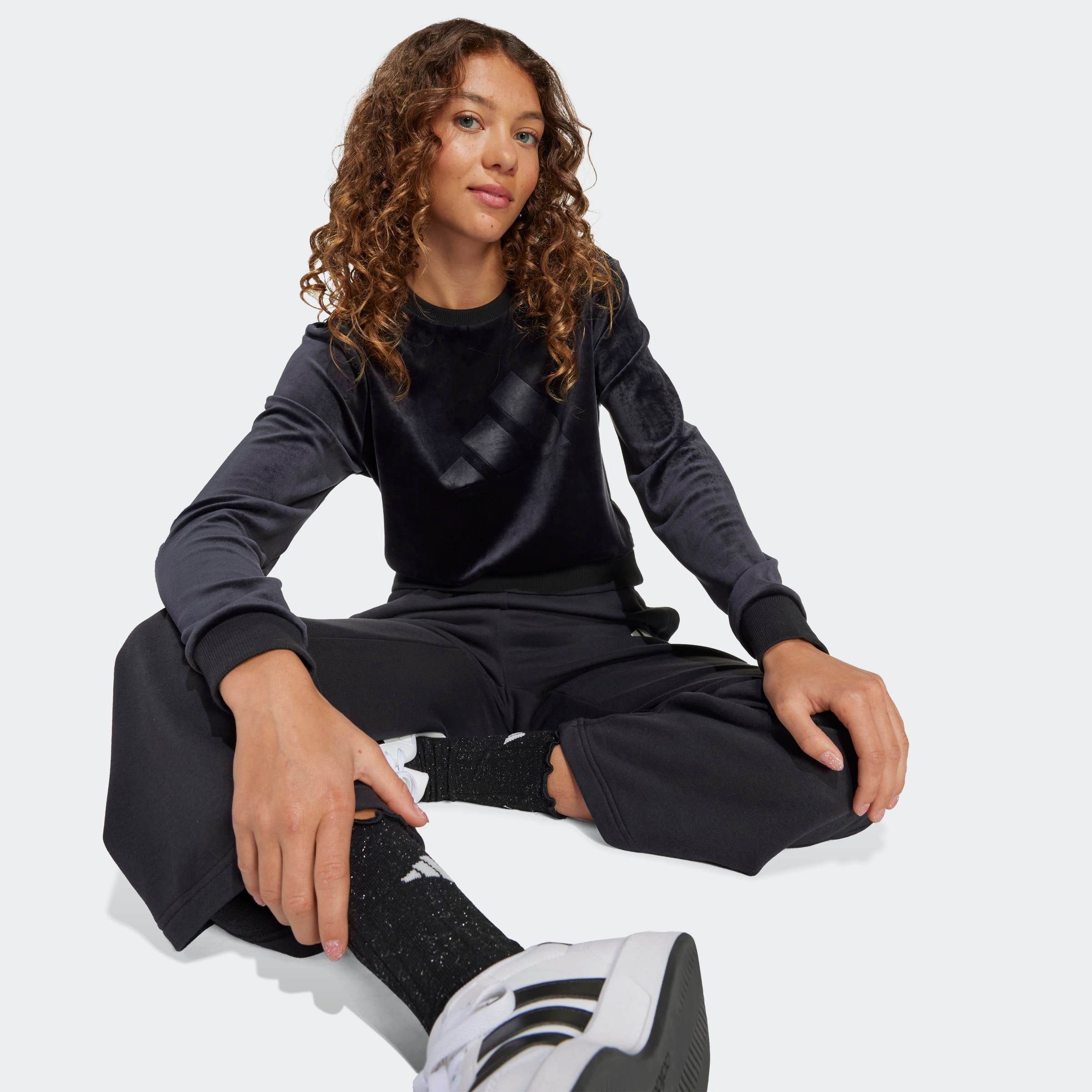 adidas Sportswear Sweatshirt GIRL HOLIDAY BAUCHFREIES aus weichem Samt, bauchfreier Schnitt, Rundhalsausschnitt