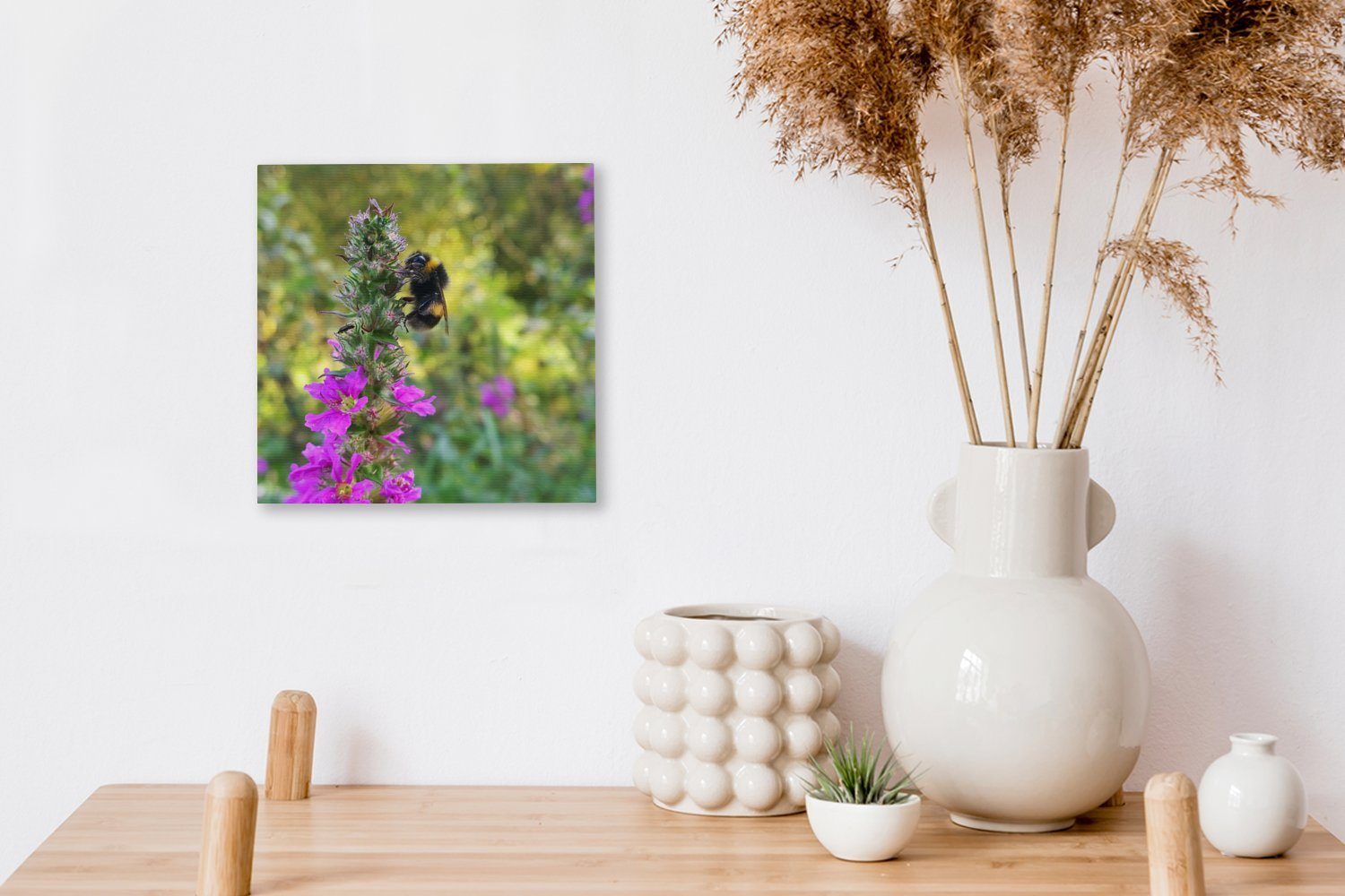 OneMillionCanvasses® Leinwandbild Hummel inmitten der St), für (1 Wildblumen, Leinwand Schlafzimmer Bilder Wohnzimmer