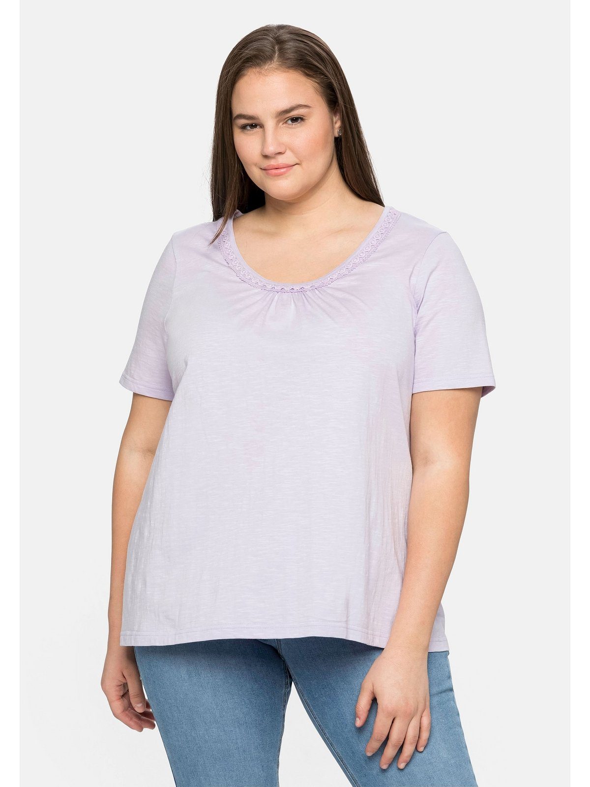 Sheego Rundhalsshirt Große Größen mit dezenter Spitze und Raffung am Ausschnitt lavendel | T-Shirts