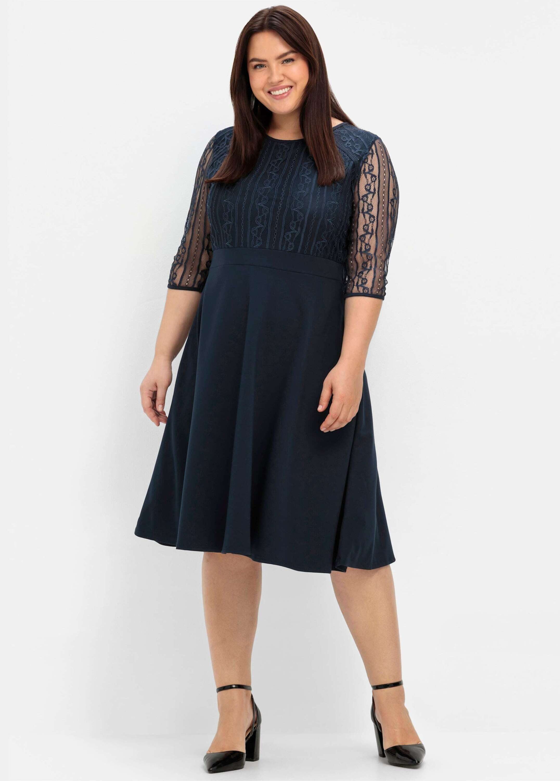Sheego Etuikleid Abendkleid 3/4-Arm mit floraler Spitze und Chiffon-Ärmeln