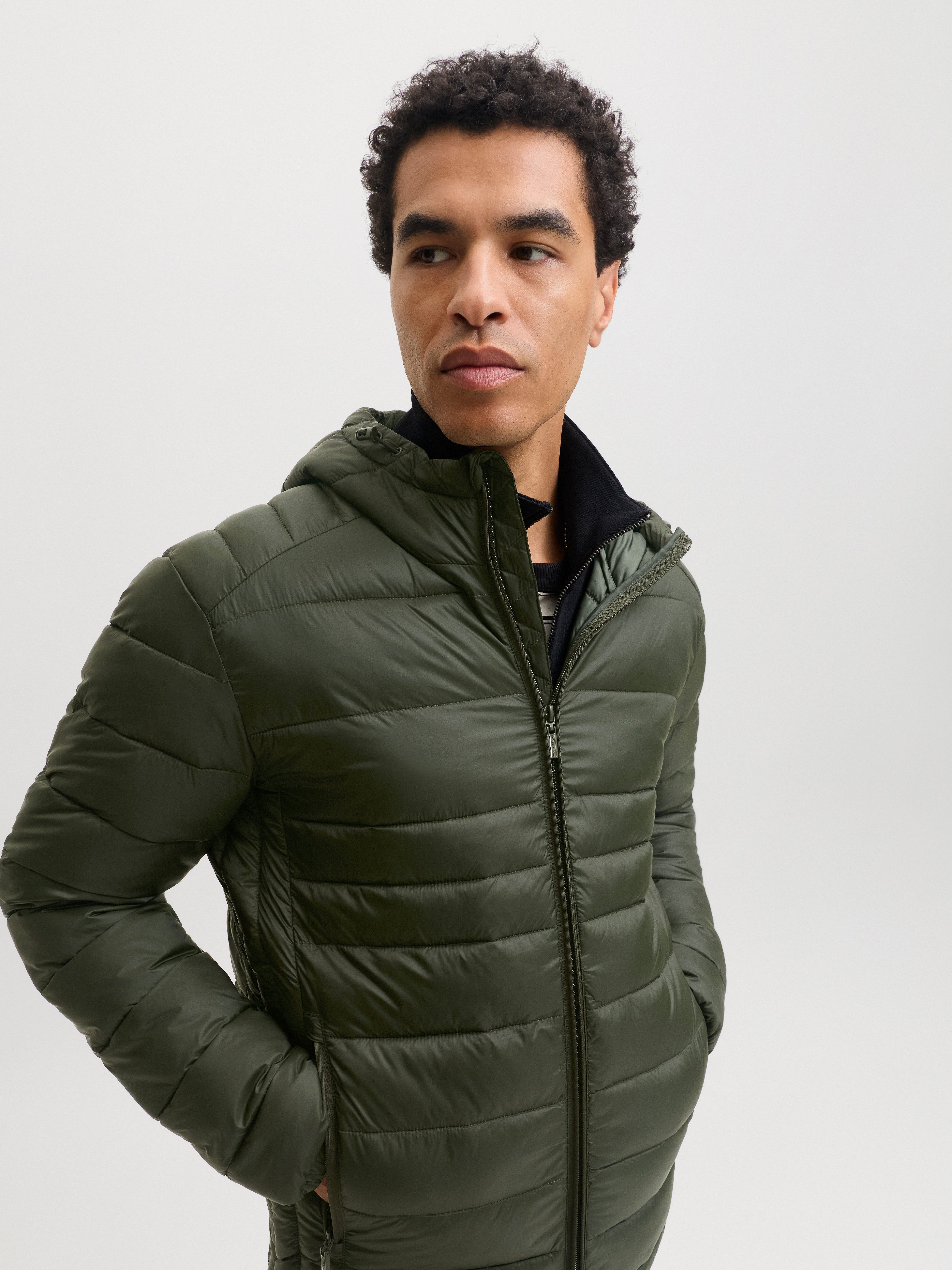 Jack & Jones Steppjacke JJEKINGSLEY LIGHT PUFFER HOOD NOOS Kunstfaser, mit Kapuze – Bild 2 von 5
