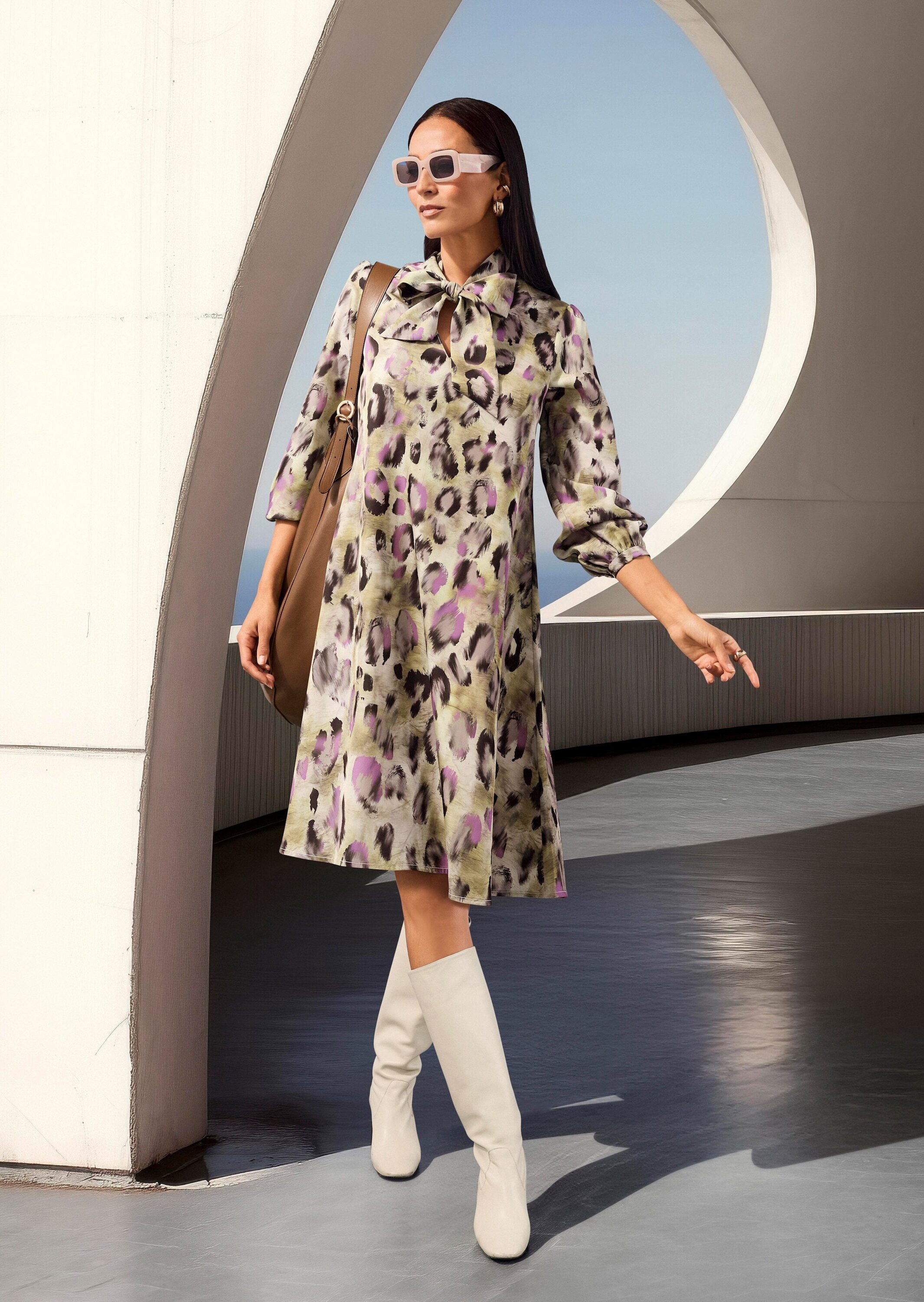 MADELEINE Midikleid Fließendes Design mit Animal-Print V-Ausschnitt mit Schluppe, knielang, Langarm