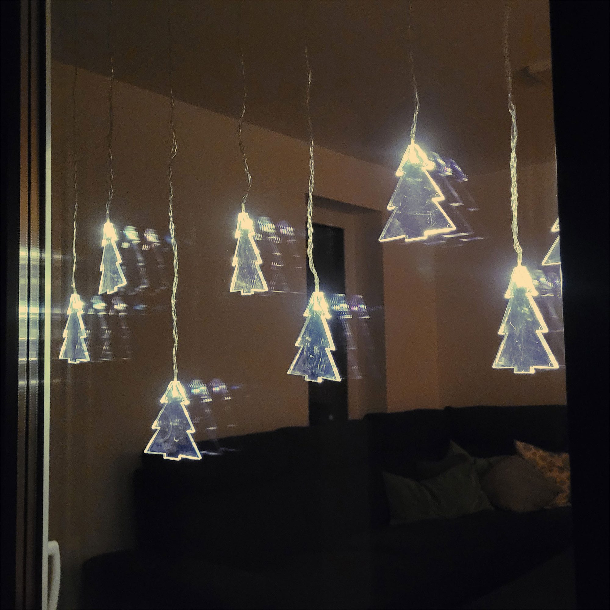 Raburg LED-Girlande Acrylvorhang Tannenbaum, 8 LEDs in Warm-Weiß, 110 cm lang, nur Indoor, 6/18-Timer, batteriebetrieben, inkl. Batterien,- Haken & Saugnäpfe