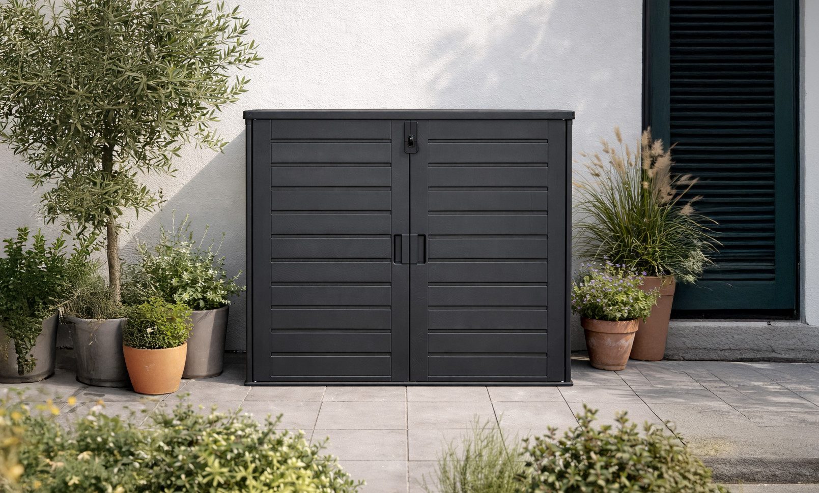 Koll Living Mülltonnenbox Tilia, 1170 Liter, Schwarz, für 2x 240 Liter Mülltonnen, mit Gasdruckfedern, abschließbar, pflegeleicht, wartungsfrei – Bild 5 von 5