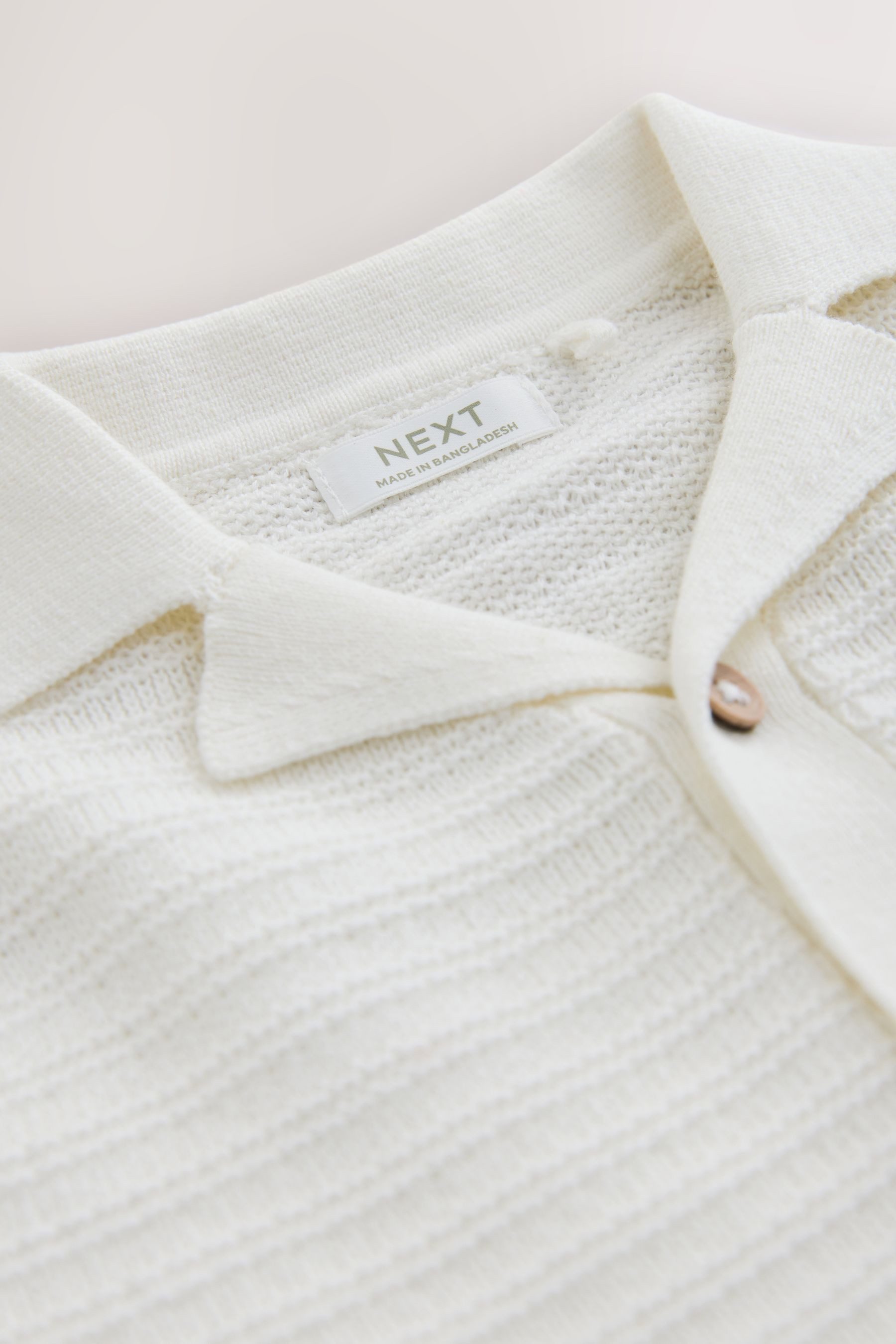 Next Polokragenpullover Strick-Polo-Shirt mit Reverskragen und Motiv (1-tlg) – Bild 4 von 5