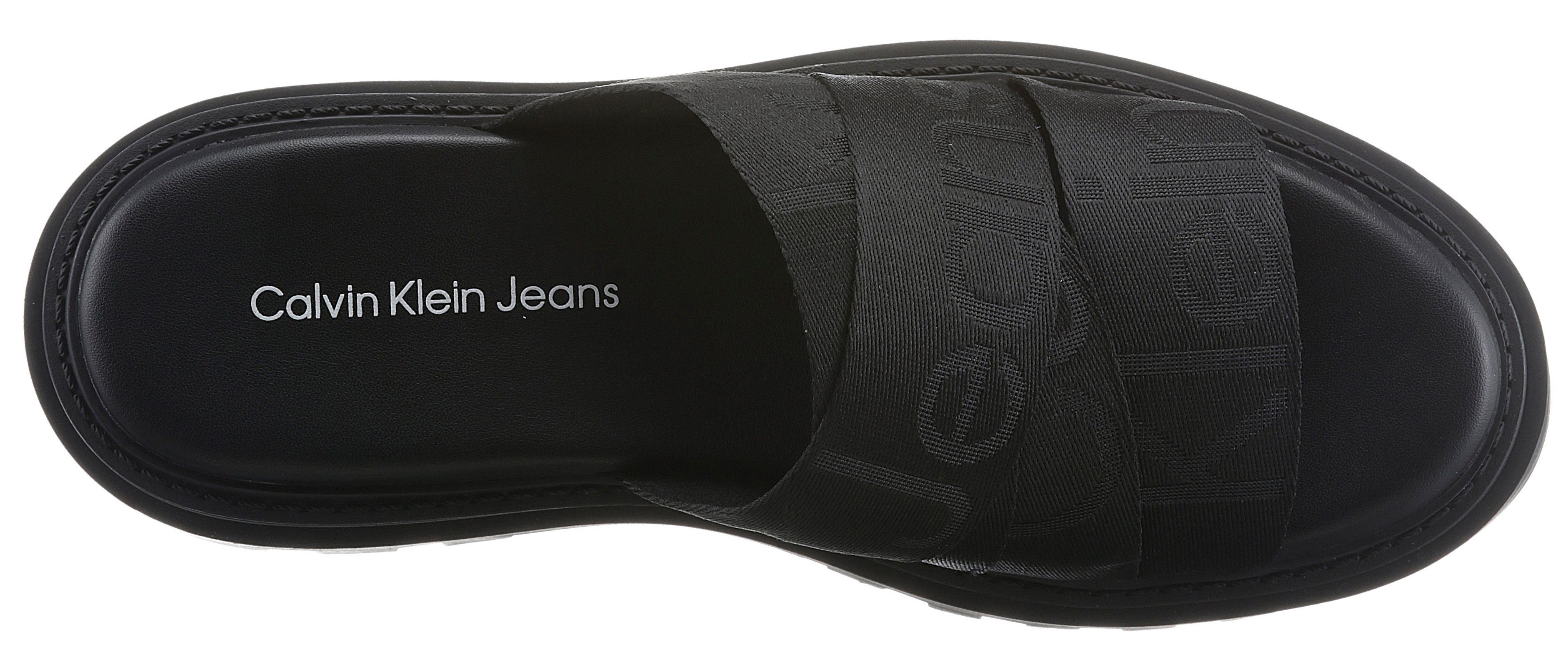 mit schwarz Plateausohle trendiger Profil mit Jeans Calvin BRITNEY Klein 11T Pantolette