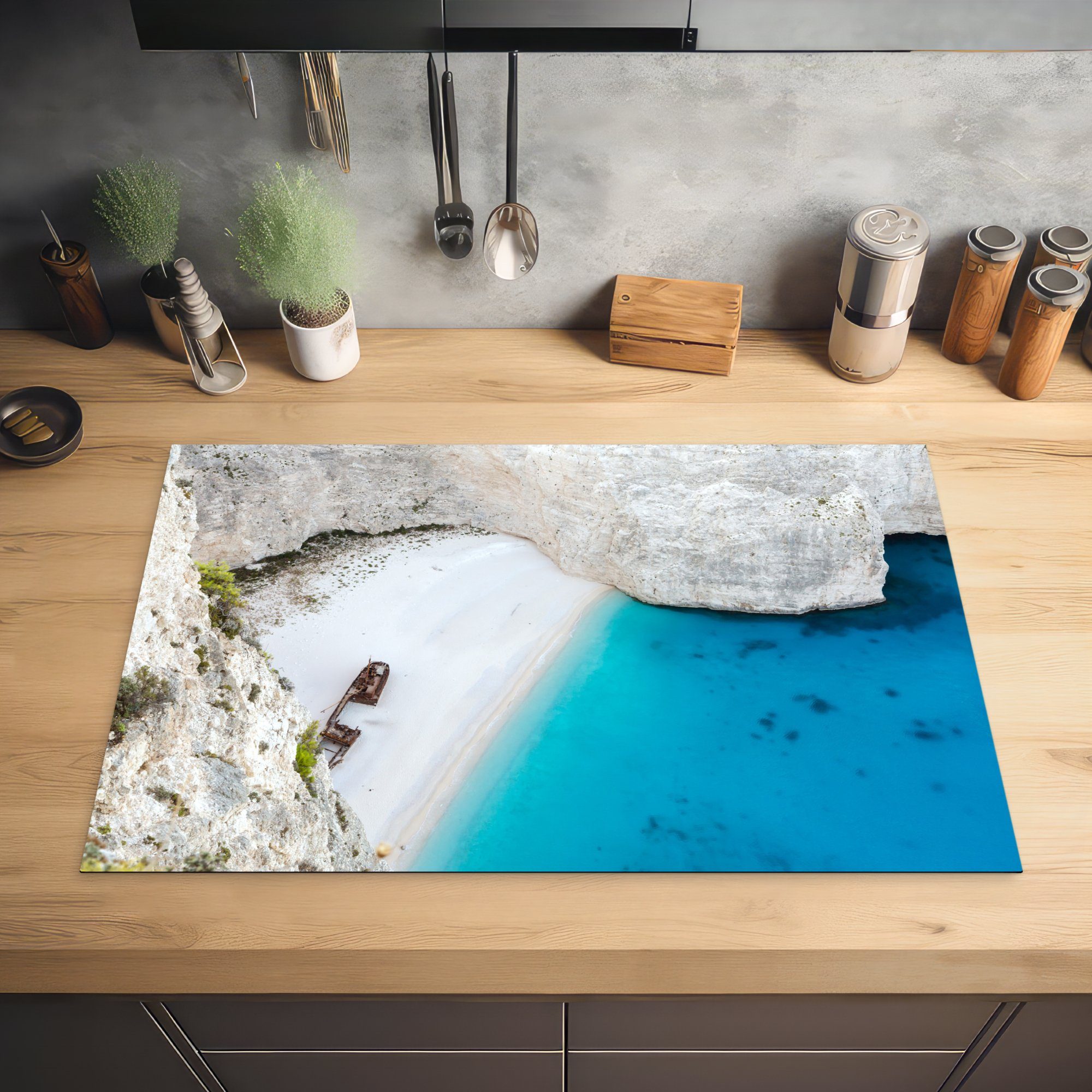 Vinyl, Navagio MuchoWow die klare Strand cm, (1 Induktionskochfeld tlg), Herdblende-/Abdeckplatte und weiße Schutz 81x52 küche, für von Meer, Ceranfeldabdeckung blaue Der das