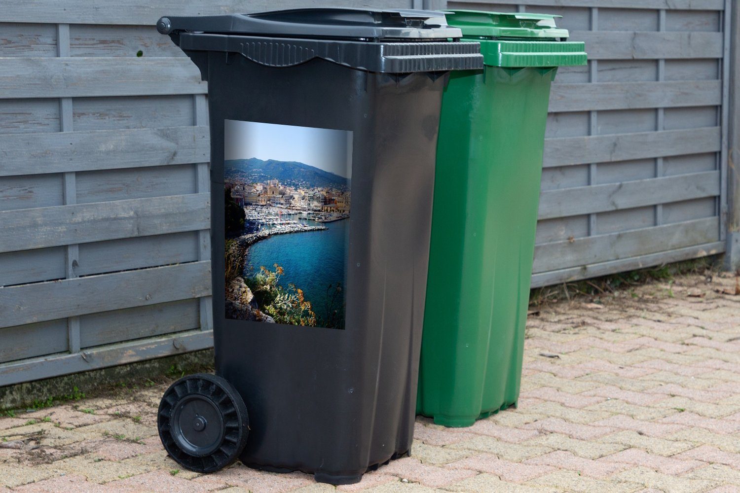 neben Sticker, Stadt Wandsticker europäischen (1 St), im Korsika Bucht einer Mülleimer-aufkleber, MuchoWow Container, Mülltonne, Abfalbehälter