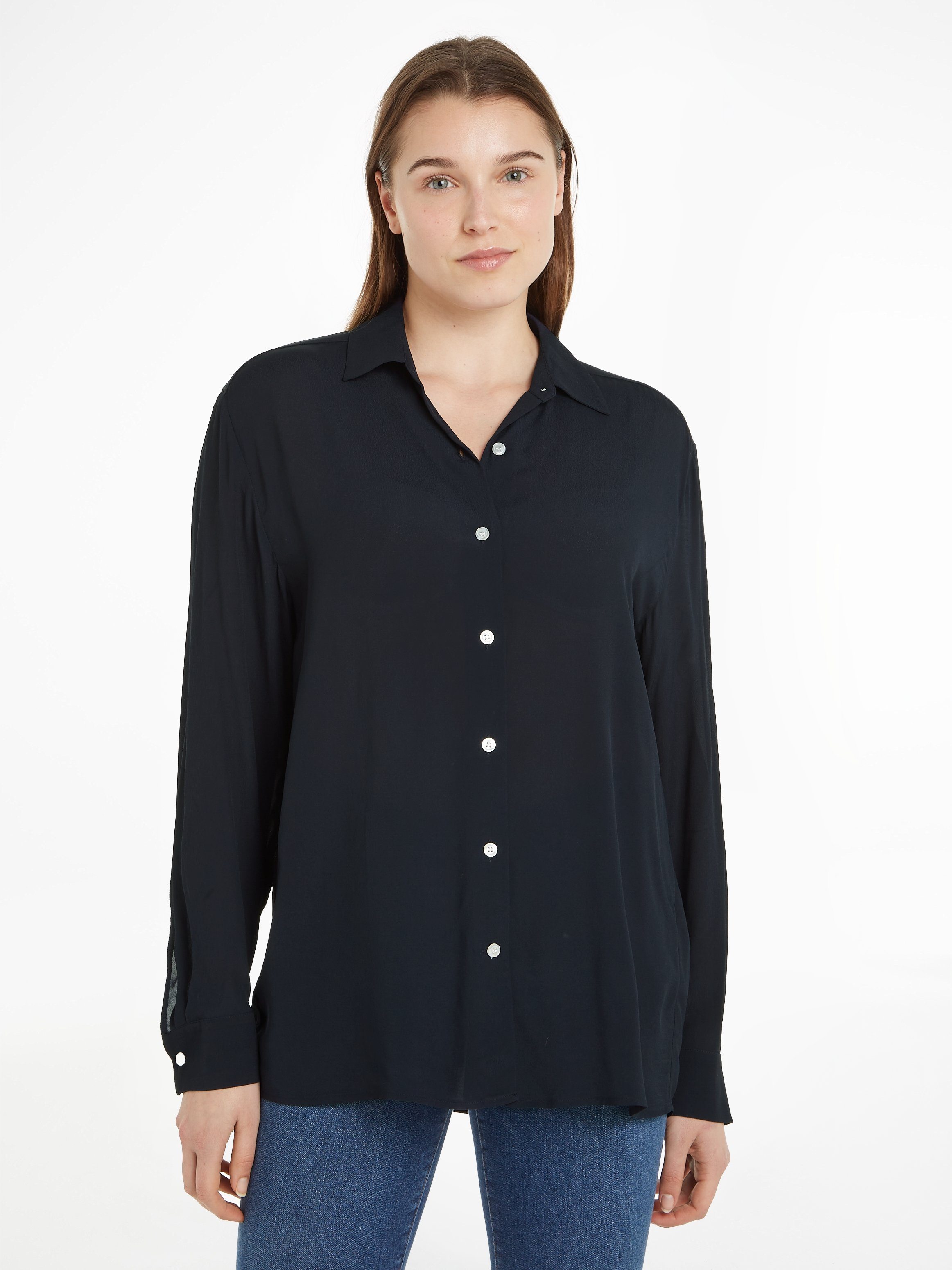 Tommy Hilfiger Hemdbluse VISCOSE auf FLUID SHIRT Sky CREPE Ärmelabschluss kleinem LS dem Markenlabel mit Desert