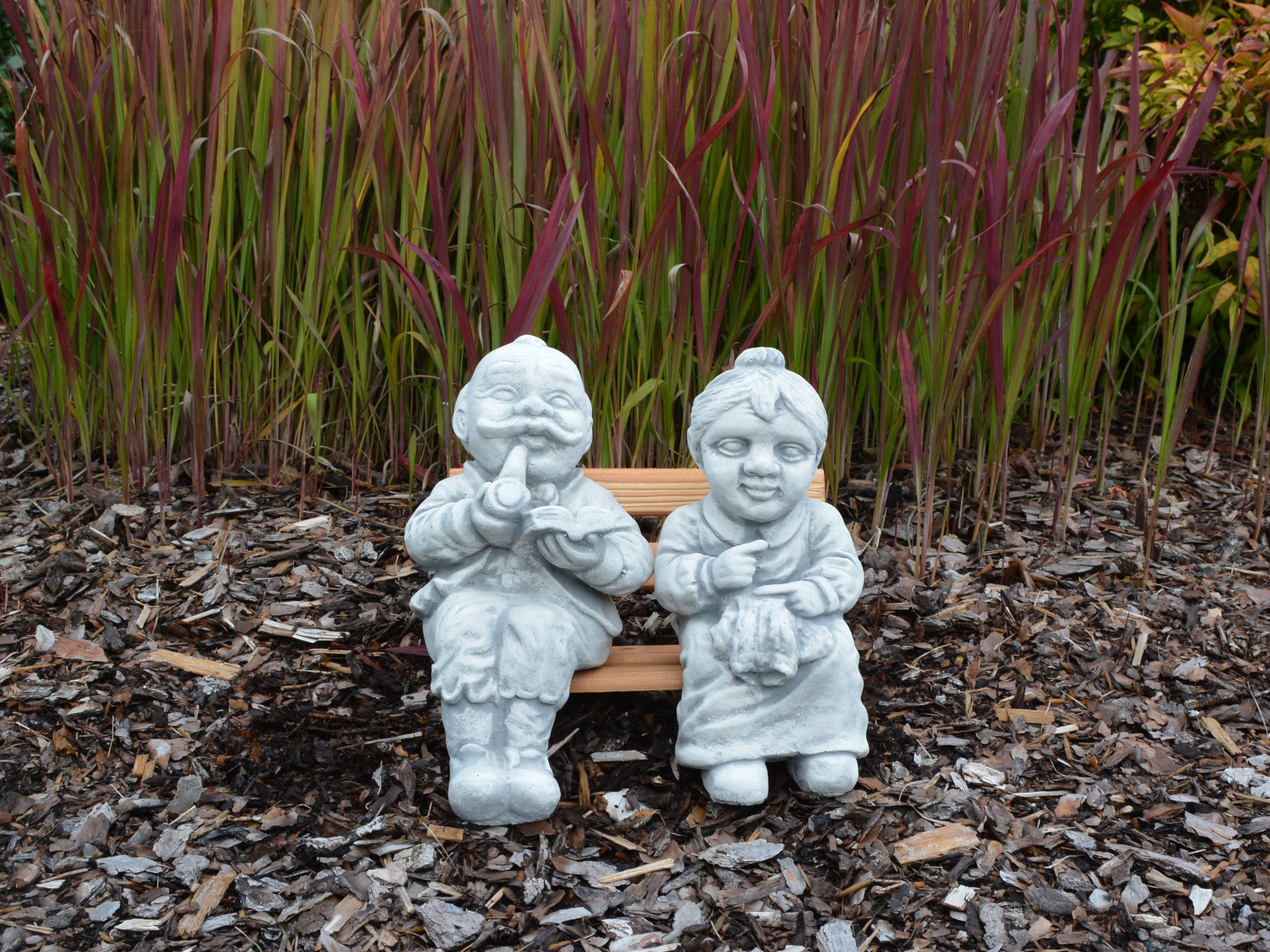 gartendekoparadies.de Gartenfigur Opa und Oma auf Einer Bank im Garten, H. 25 cm, 6 kg, Frostsicher