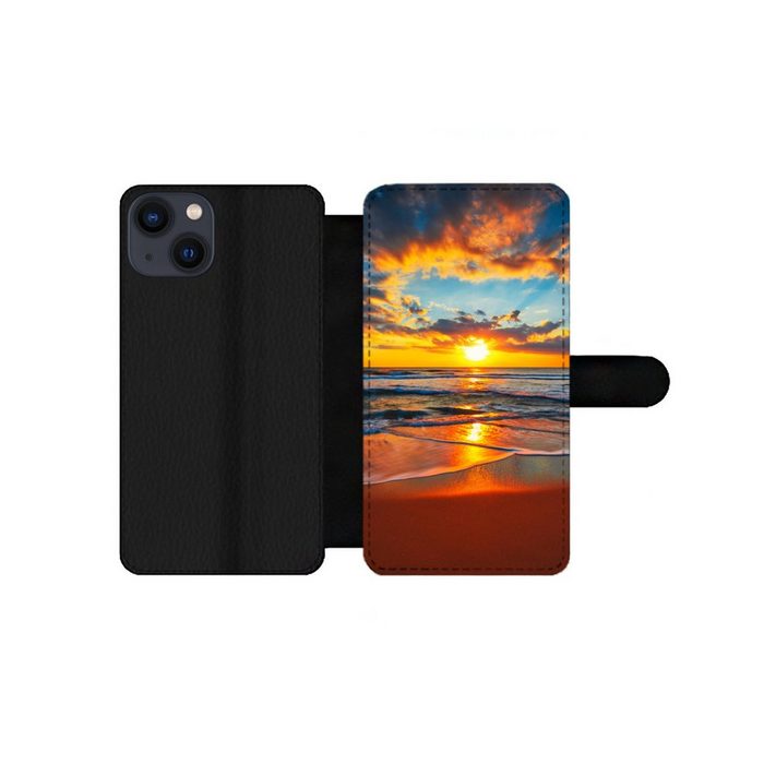 MuchoWow Handyhülle Meer - Sonnenuntergang - Strand - Wolken - Orange Handyhülle Telefonhülle Apple iPhone 13