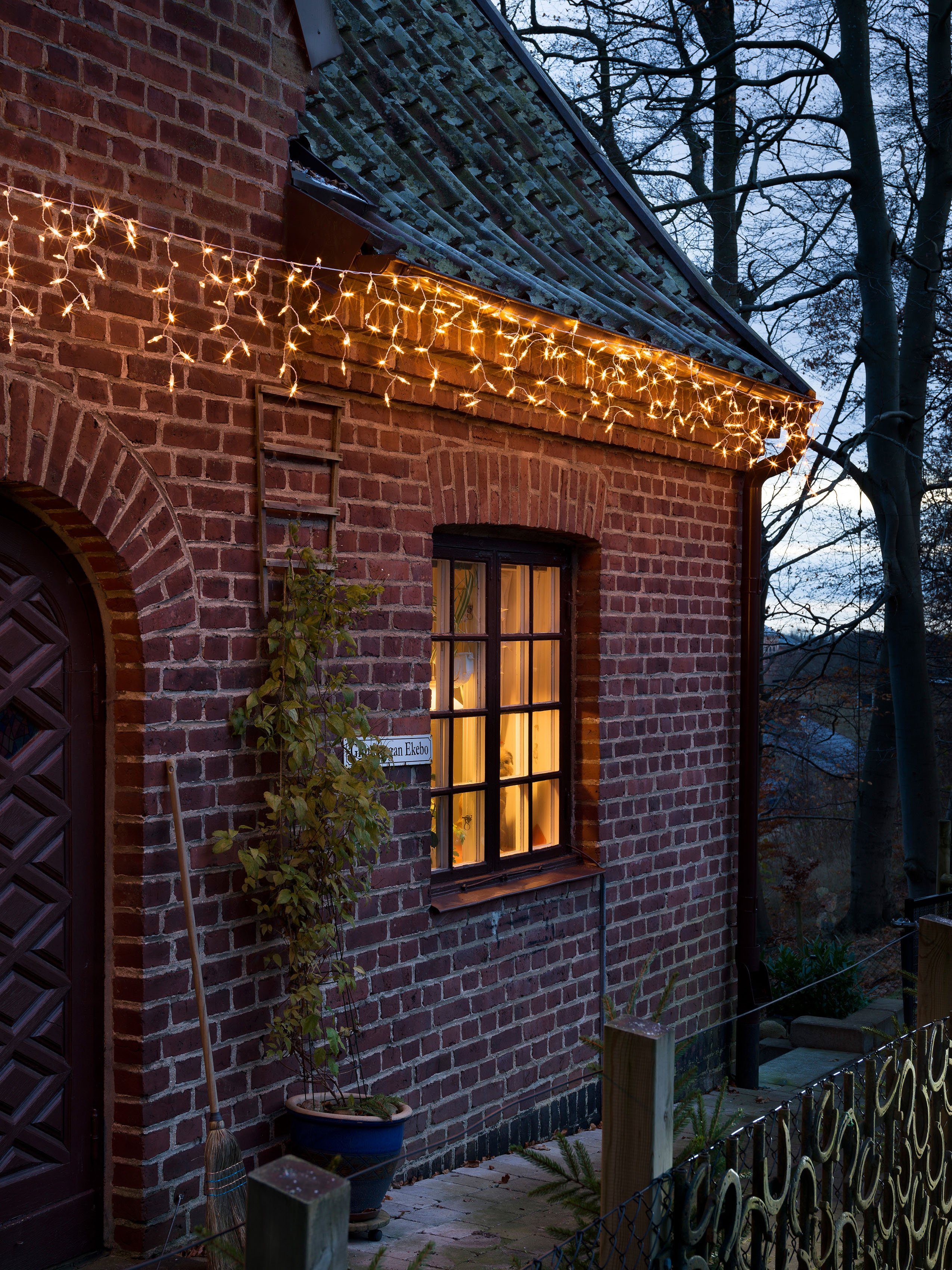KONSTSMIDE LED-Lichtervorhang Weihnachtsdeko aussen, 400-flammig, LED Eisregenvorhang, 400 bernsteinfarbene Dioden, weißes Kabel