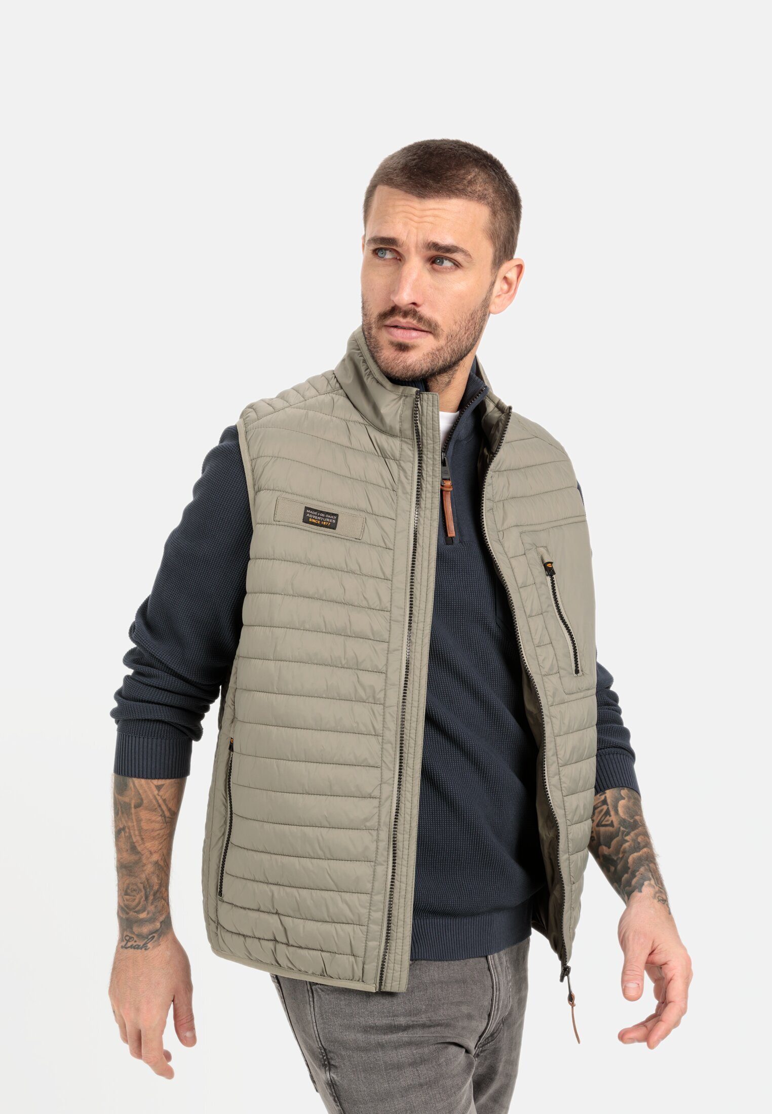 camel active Steppweste aus recyceltem Polyamid ärmellos Stehkragen mit Stehkragen