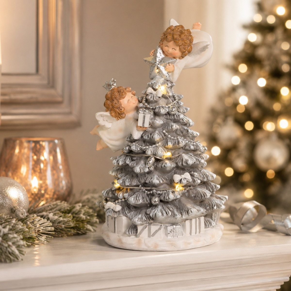 RIFFELMACHER & WEINBERGER Schneekugel Beleuchteter Weihnachtsbaum mit Engeln 18,5 cm - 7