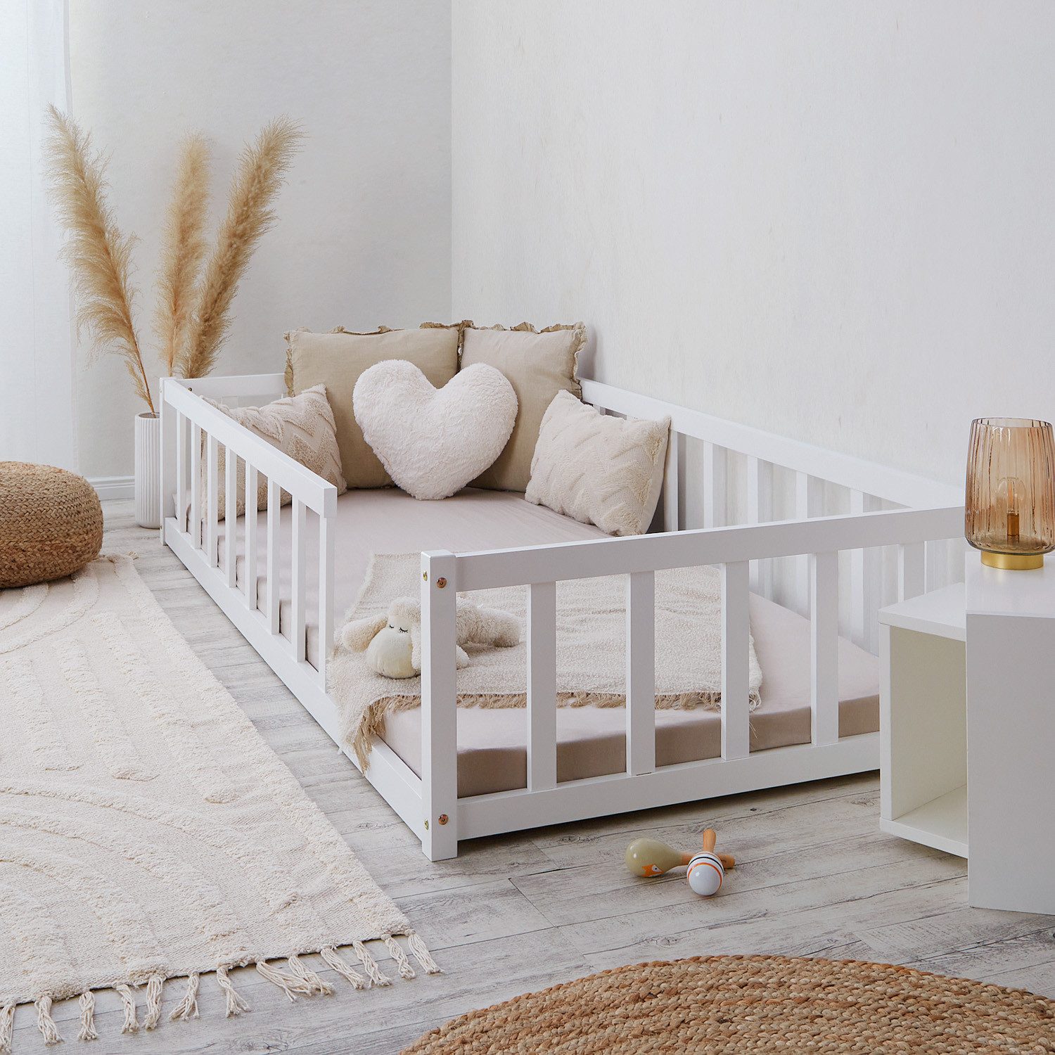 Homestyle4u Kinderbett 90x200 / 120x200 Weiß Natur Holzbett Bodenbett Montessori Kleinkind (Set, mit Lattenrost), mit Rausfallschutz