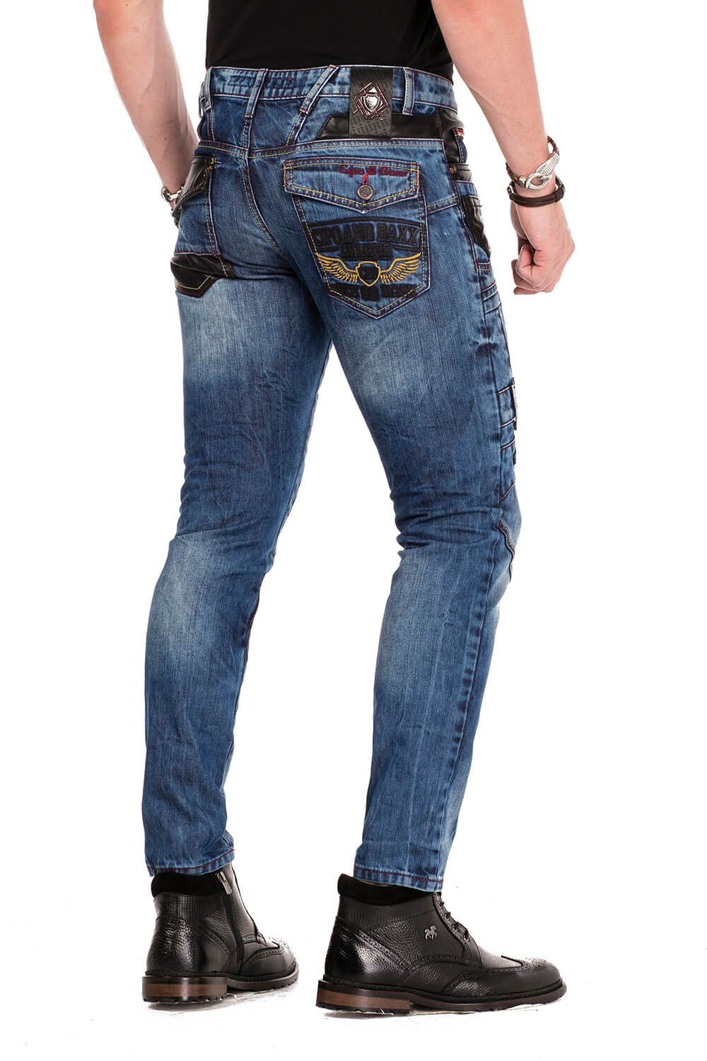 Cipo & Baxx Bequeme Jeans Straight mit in Fit Kunstleder-Applikationen