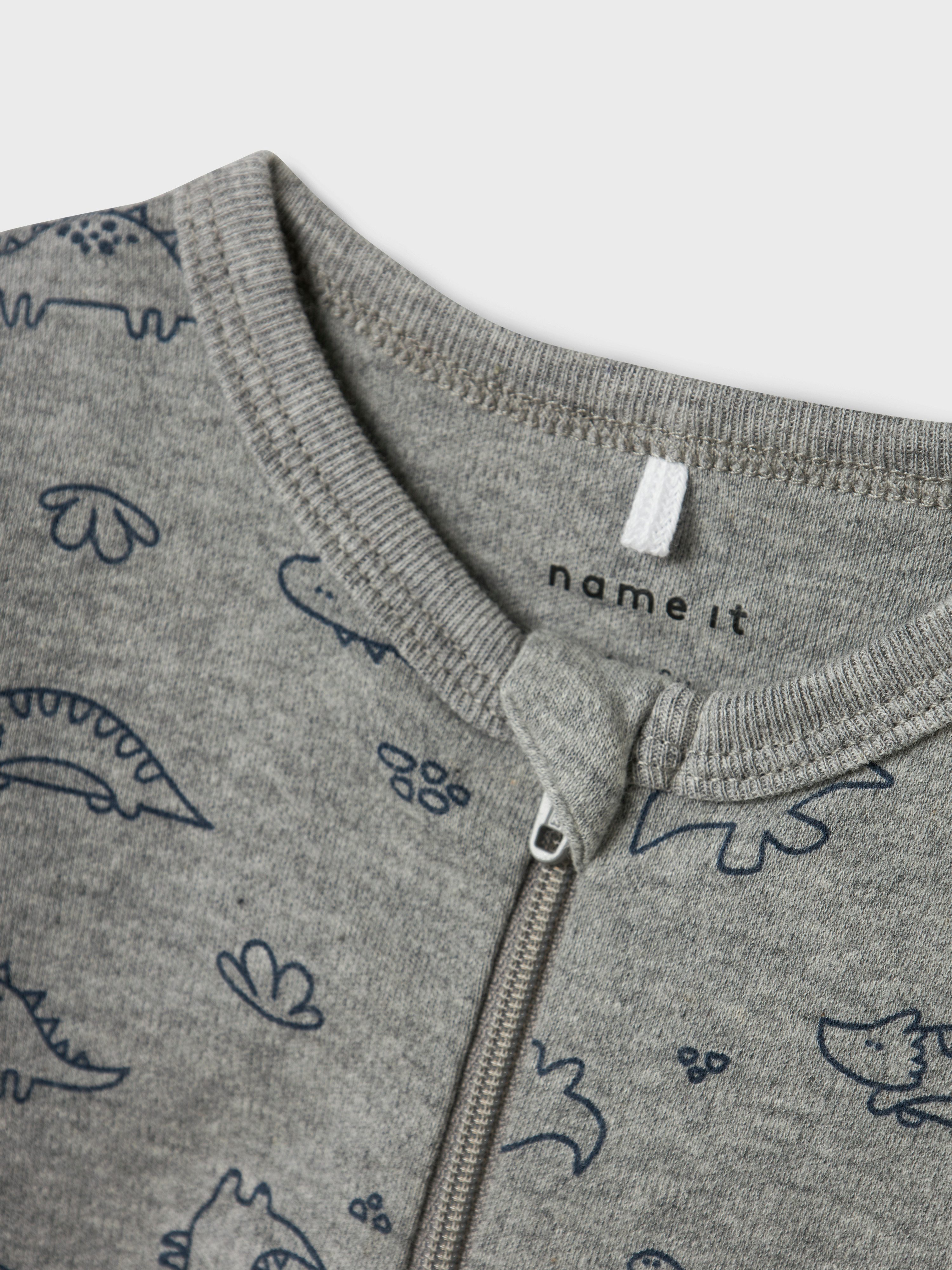 Name It Schlafanzug NBMNIGHTSUIT 2P ZIP FF GREY DINO NOOS (Packung, 2 tlg) mit tollen Dino-Motiven