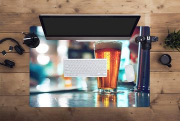 MuchoWow Gaming Mauspad Ein Glas Bier auf der Theke (1-St), Büro für Tastatur und Maus, Mousepad Gaming, 90x60 cm, XXL, Großes