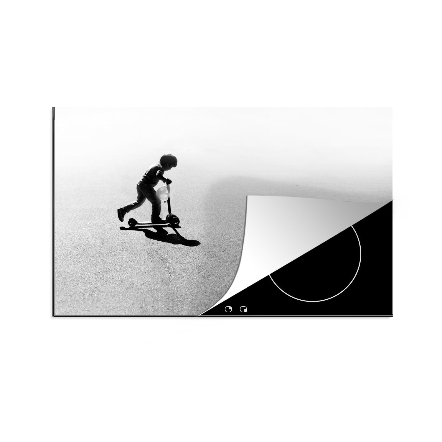 MuchoWow Herdblende-/Abdeckplatte Schwarz-Weiß-Foto eines Jungen auf einem Motorroller, Vinyl, (1 tlg), 81x52 cm, Induktionskochfeld Schutz für die küche, Ceranfeldabdeckung