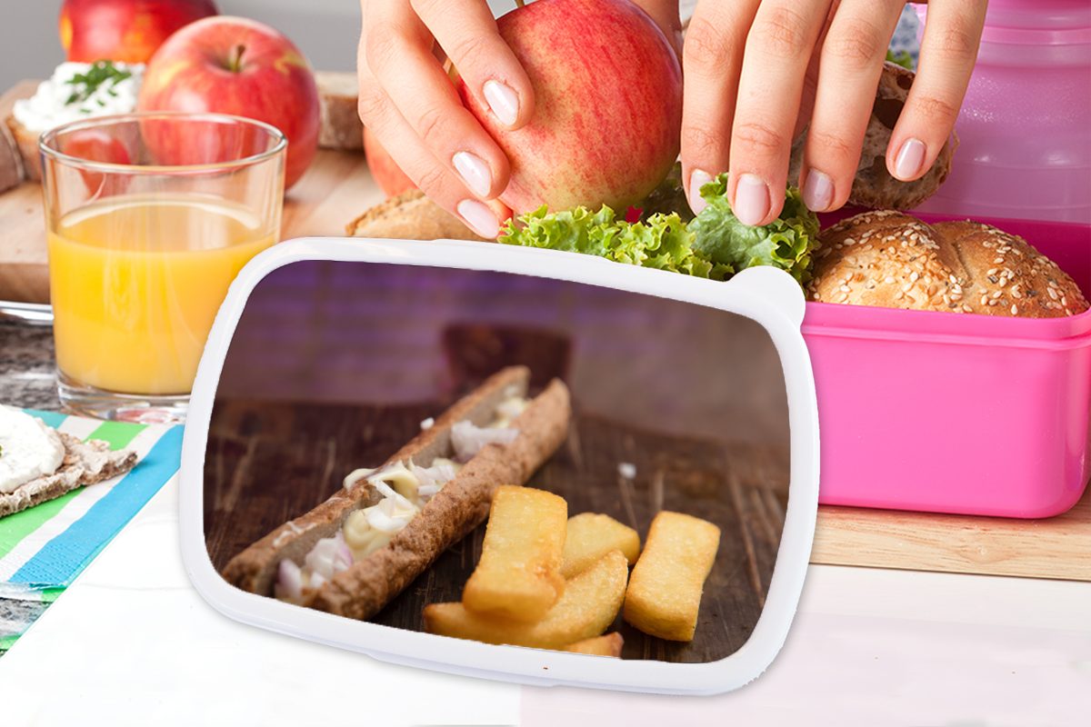 Brotbox (2-tlg), kleinen Kinder, Erwachsene, Holzbrett, für Lunchbox Pommes Kunststoff, Brotdose Ein frites Kunststoff MuchoWow Frikandel rosa einem mit Mädchen, auf Snackbox,