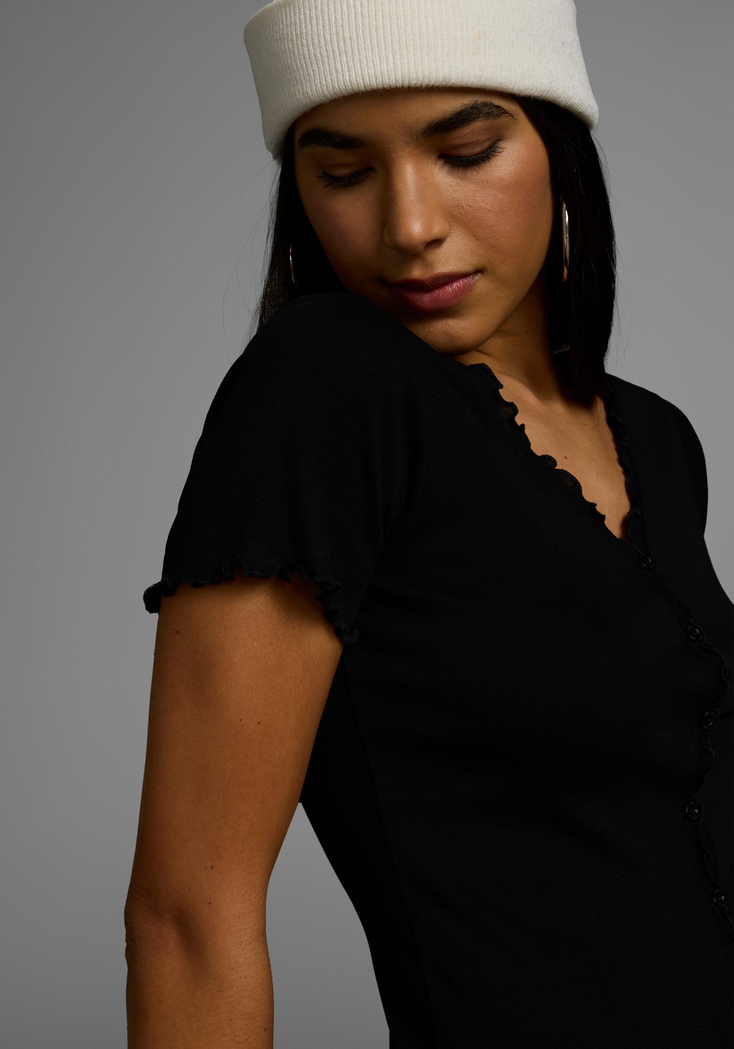 KangaROOS T-Shirt mit Knopfleiste und verspieltem Rollsaum