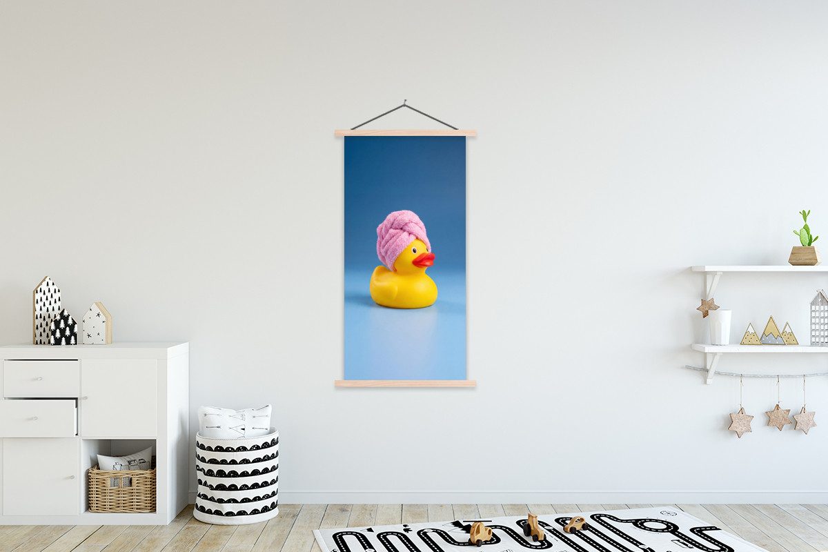 MuchoWow Poster Gummi-Ente - Handtuch - Blau, (1 St), Posterleiste, Textilposter für Wohnzimmer, Bilderleiste, 90x180 cm