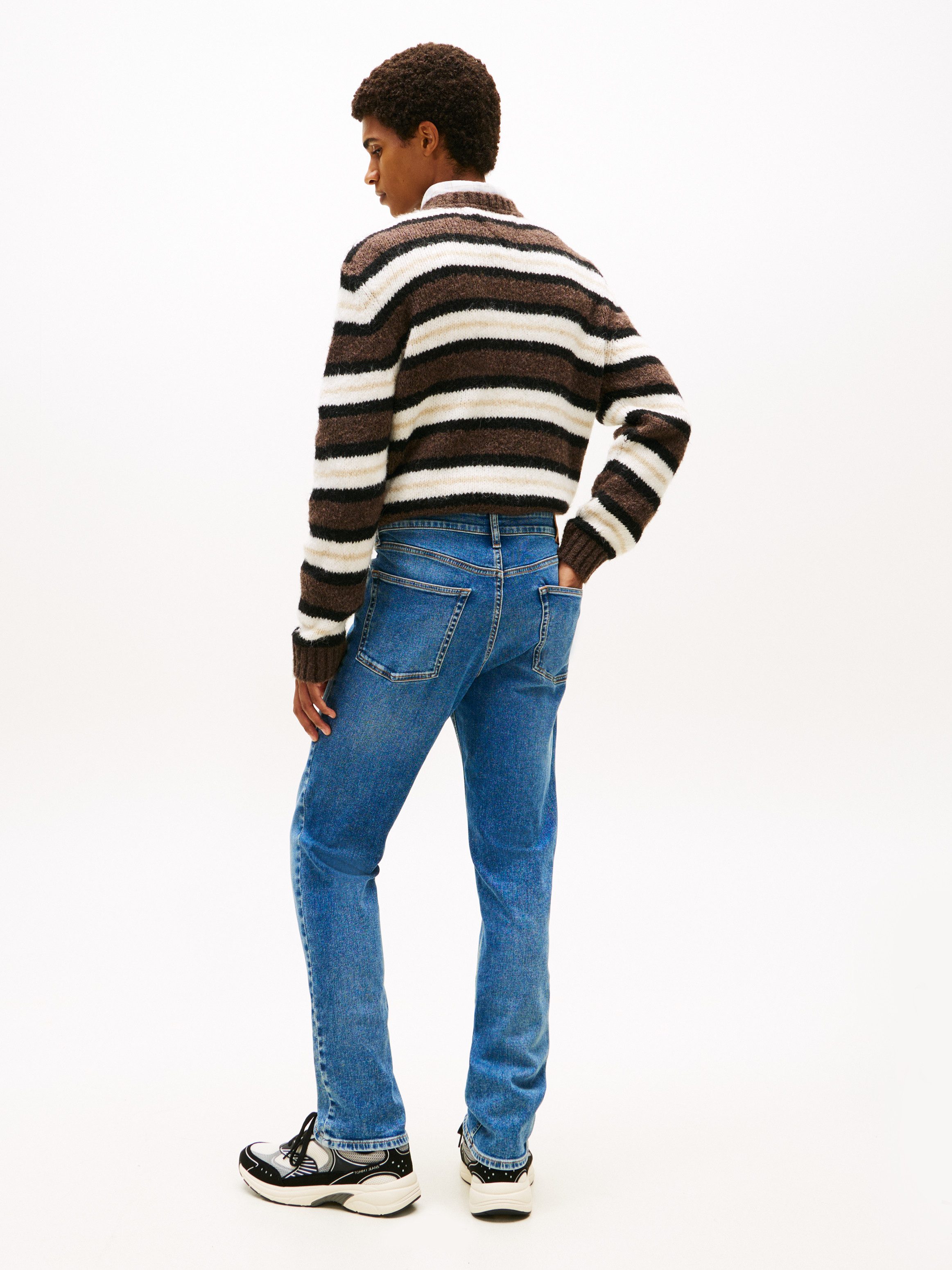 Tommy Jeans Gerade Jeans Scanton Slim Mit Markenlabel aus Leder hinten – Bild 5 von 5