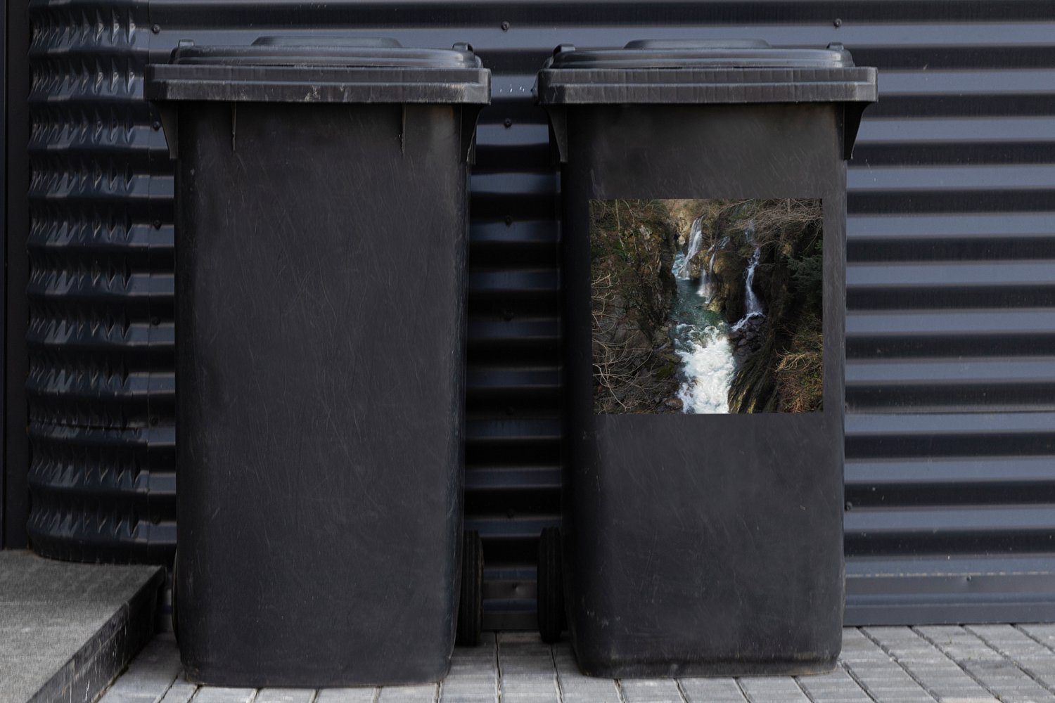 in den Mülltonne, Nationalpark MuchoWow Abfalbehälter Grande Mülleimer-aufkleber, Wilde Wandsticker Val zwischen (1 Container, St), im Sticker, Wasserfälle Bergen