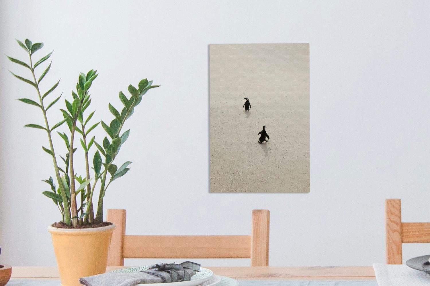inkl. Leinwandbild auf Pinguine 20x30 (1 Sand fertig Südafrika, Zackenaufhänger, St), bespannt OneMillionCanvasses® cm Leinwandbild Zwei dem in spazieren Gemälde,