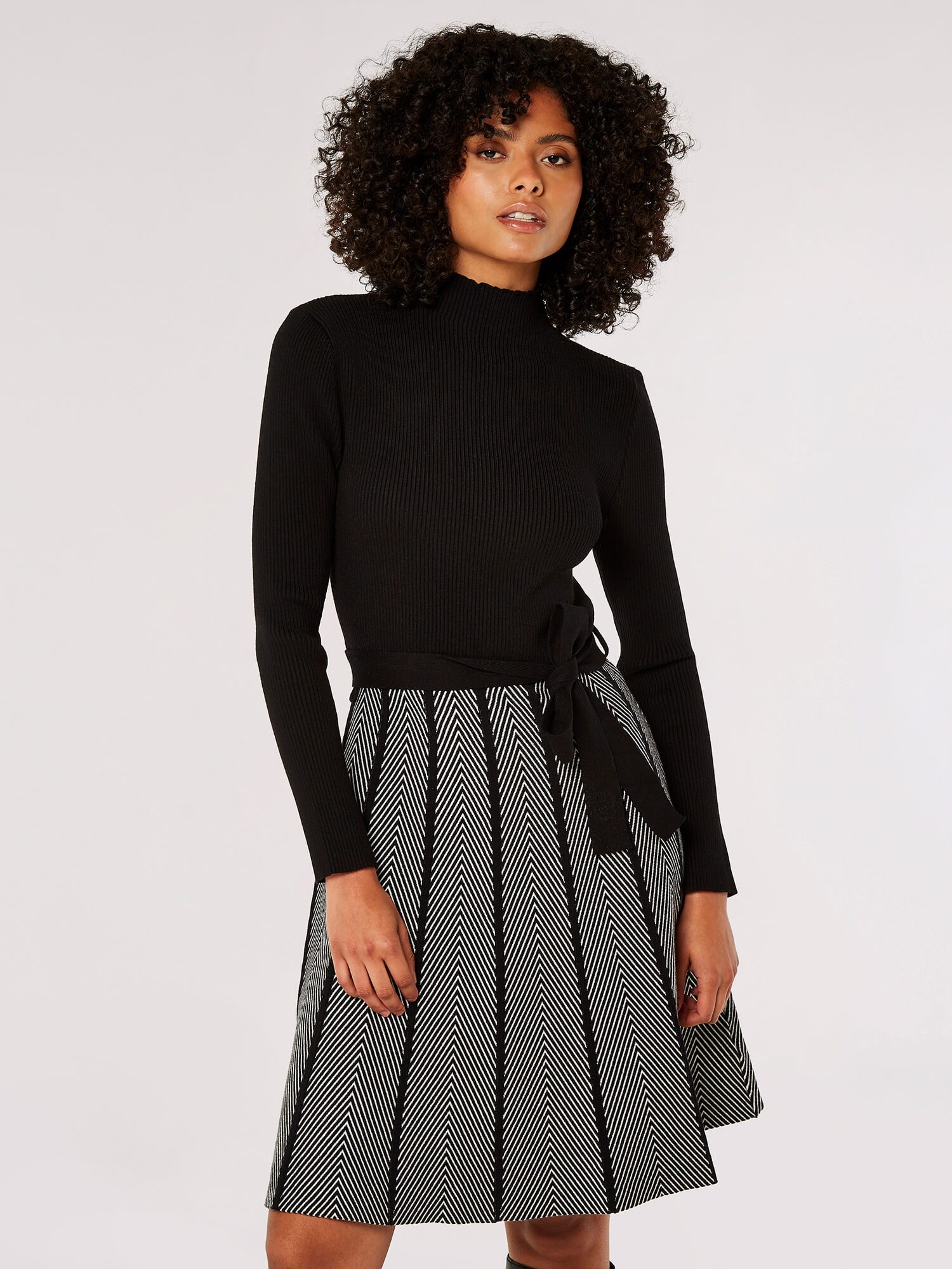 Apricot Strickkleid Minikleid (1-tlg) mit Rock mit Chevron Muster