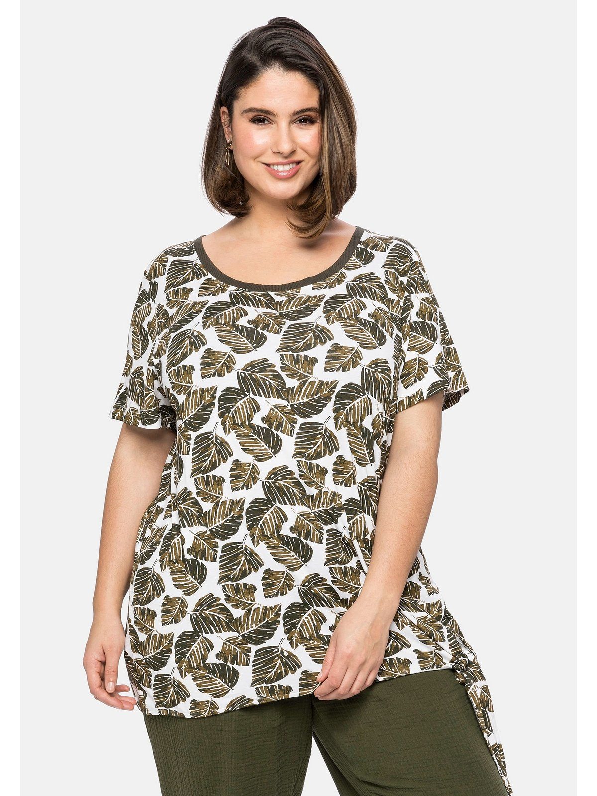 Sheego Blätterprint Große Saum T-Shirt mit Größen Knoten und am