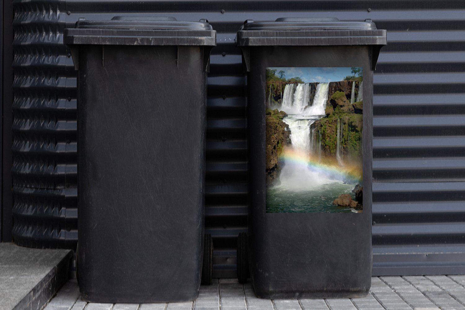 MuchoWow Wandsticker Iguacu-Wasserfälle Sticker, Mülltonne, mit einem Mülleimer-aufkleber, (1 St), Regenbogen Abfalbehälter Container