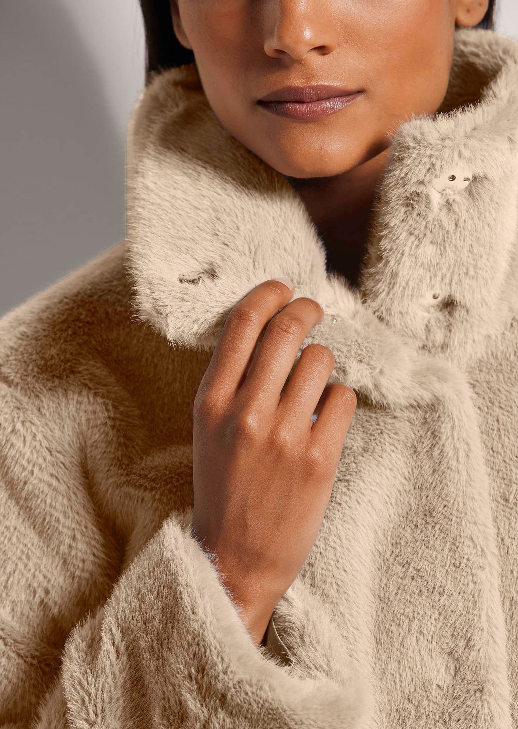 MADELEINE Outdoorjacke Webpelz-Kurzjacke mit Stehkragen Webpelzjacke mit verdeckten Druckknöpfen, Langarm, leicht gefüttert