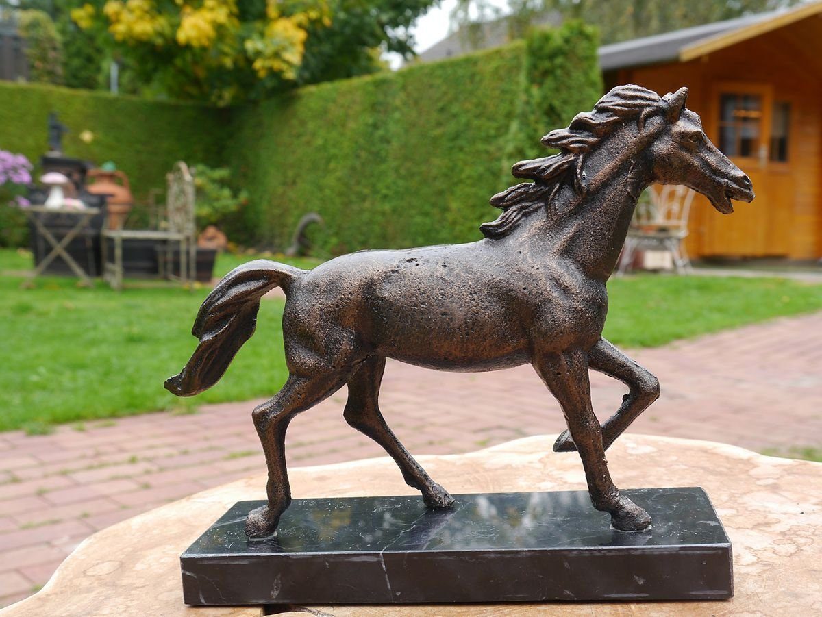 Bronzeoptik Figur auf Tierfigur Marmorsockel Gusseisen aus einem AFG in Pferd