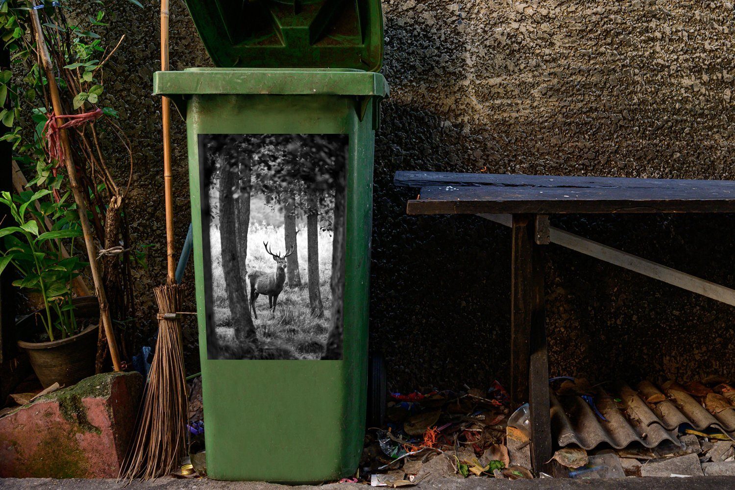 und St), MuchoWow Wandsticker schwarz weiß (1 - Abfalbehälter Container, Hirsche den Mülleimer-aufkleber, Mülltonne, Sticker, zwischen Bäumen