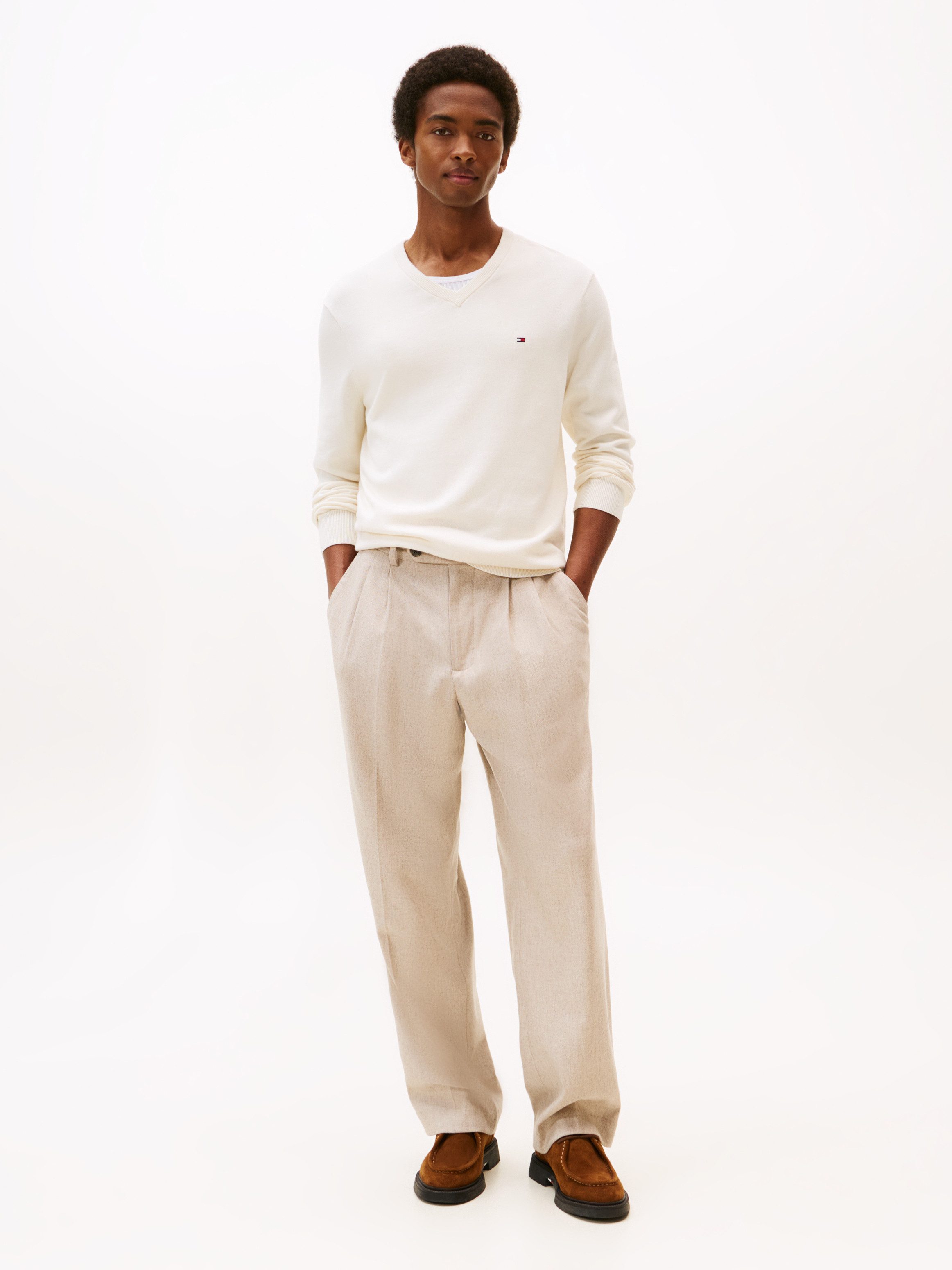 Tommy Hilfiger Strickpullover ESSENTIAL COTTON V NECK mit V-Ausschnitt und Stickerei unifarben, casual, regular fit, Baumwolle, V-Ausschnitt