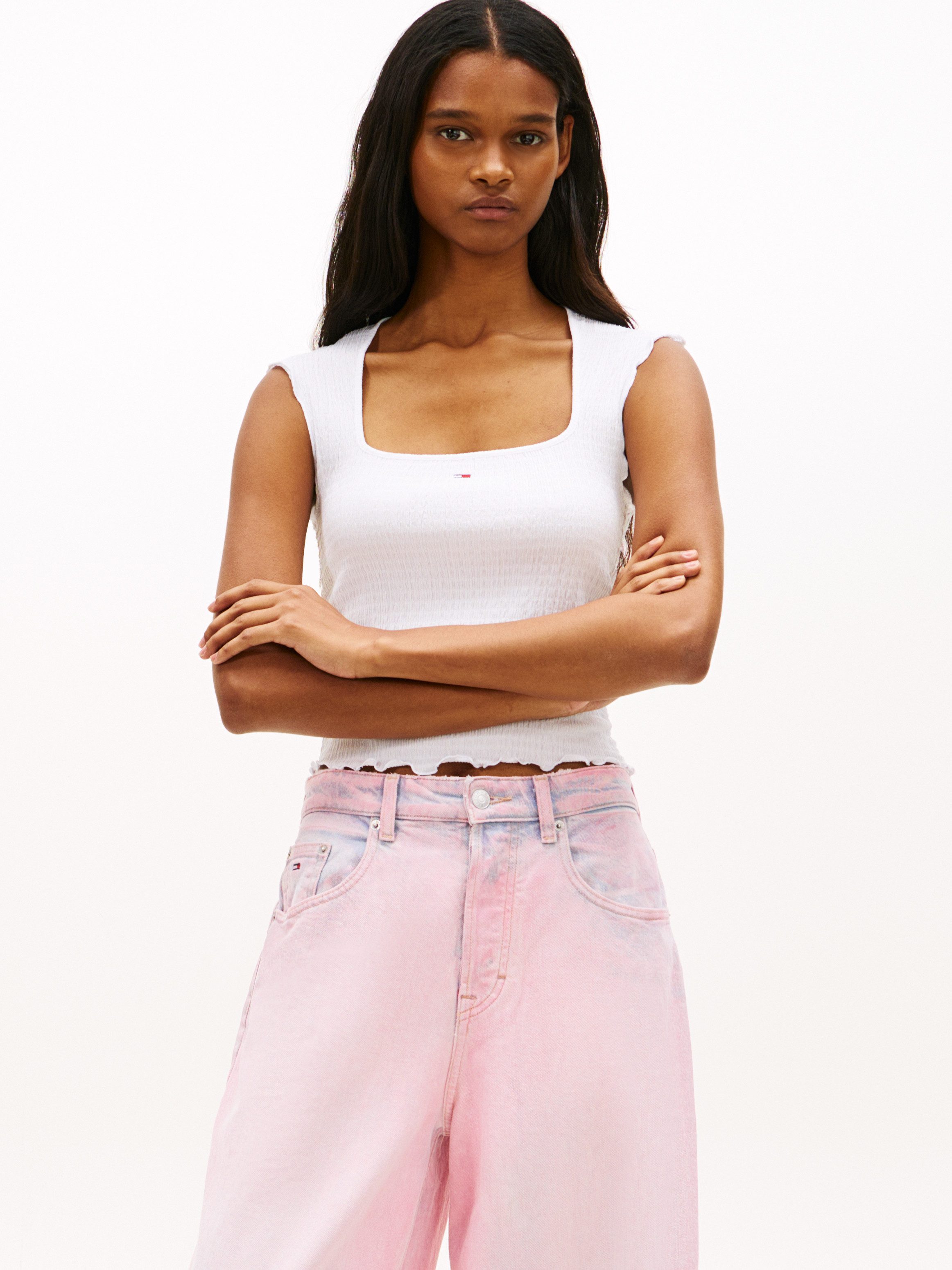 Tommy Jeans Kurzarmshirt TJW SLIM SH SQUARE NCK SMOCK TOP mit dem gewellten Saum