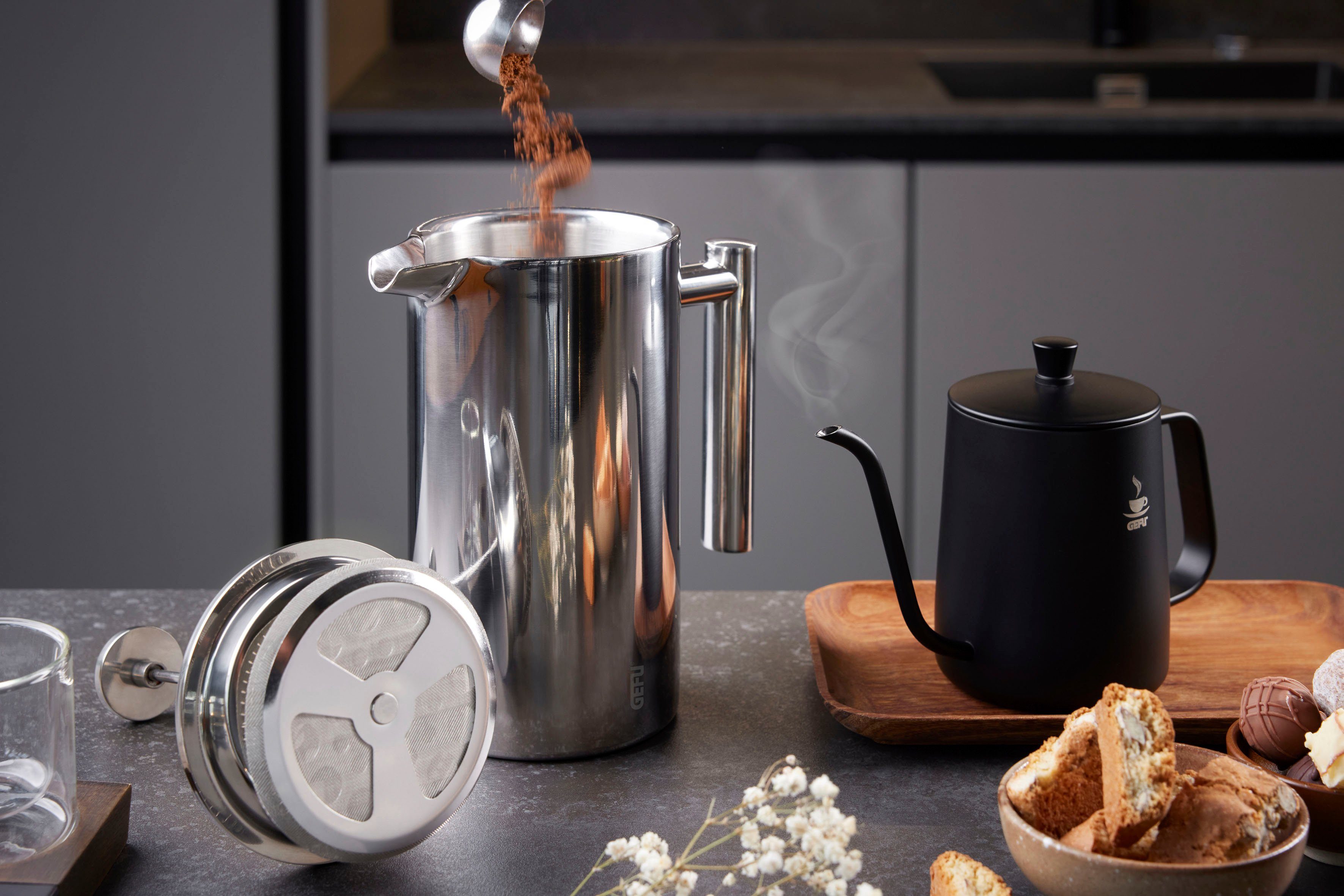 GEFU French Press Kanne, 1000l Kaffeekanne, einfaches Zubereitung, heißes Servieren von Kaffee und Tee, Edelstahl