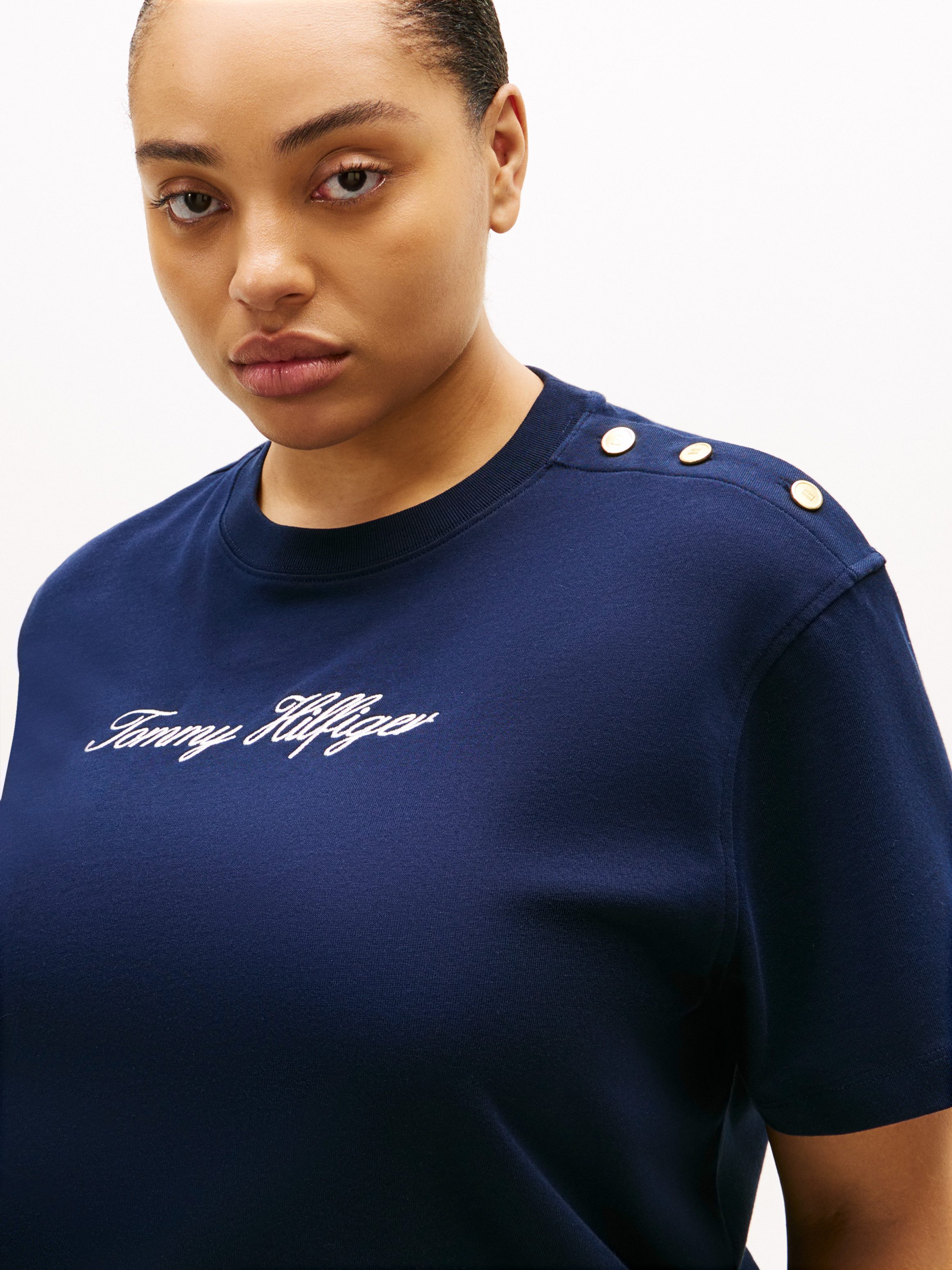 Tommy Hilfiger Curve Kurzarmshirt CRV GOLD BTN SCRIPT MDRN SS TEE in großen Größen, mit goldfarbenen Knöpfen
